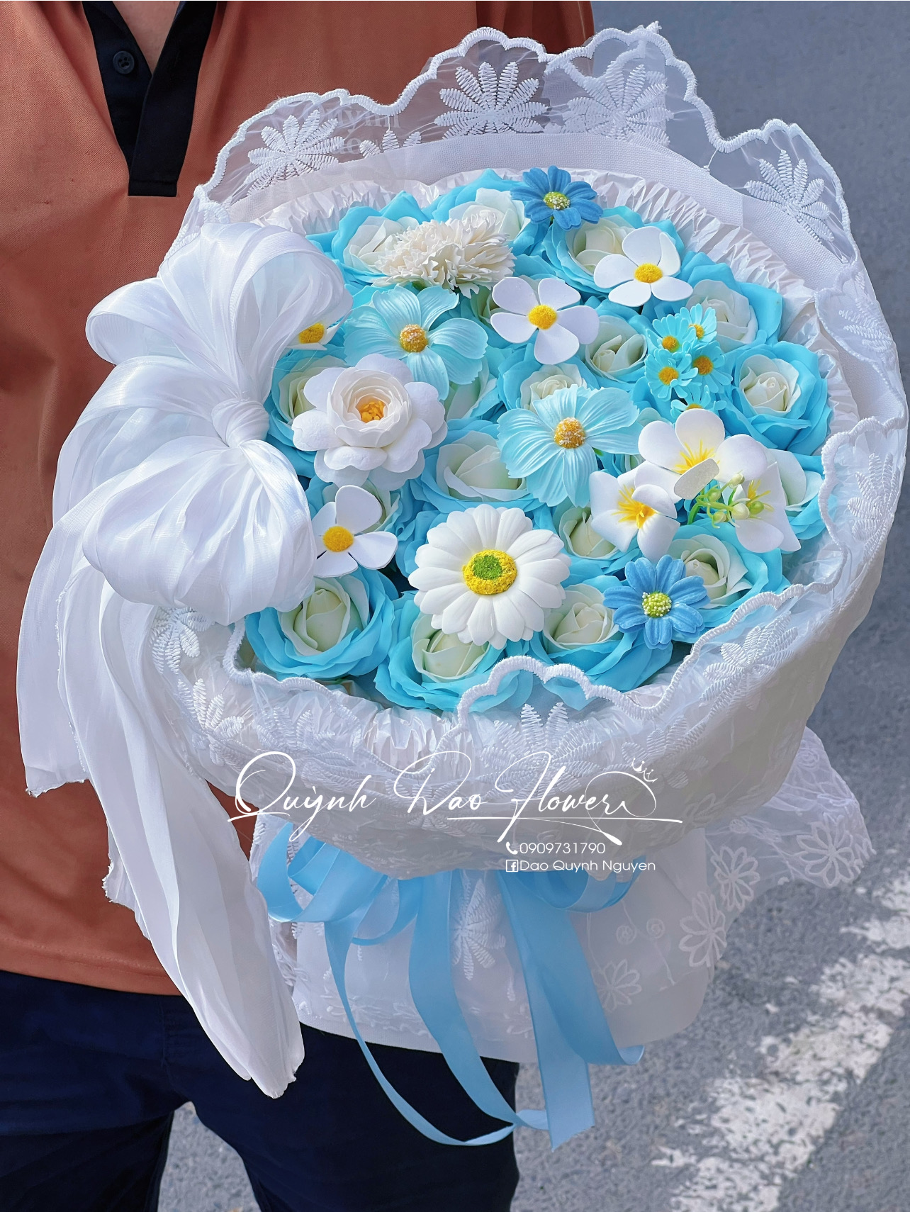 Bó hoa sáp xanh dương phối ren