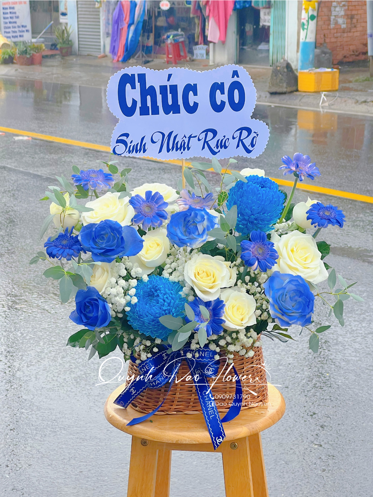 Giỏ hoa nhỏ xanh dương 