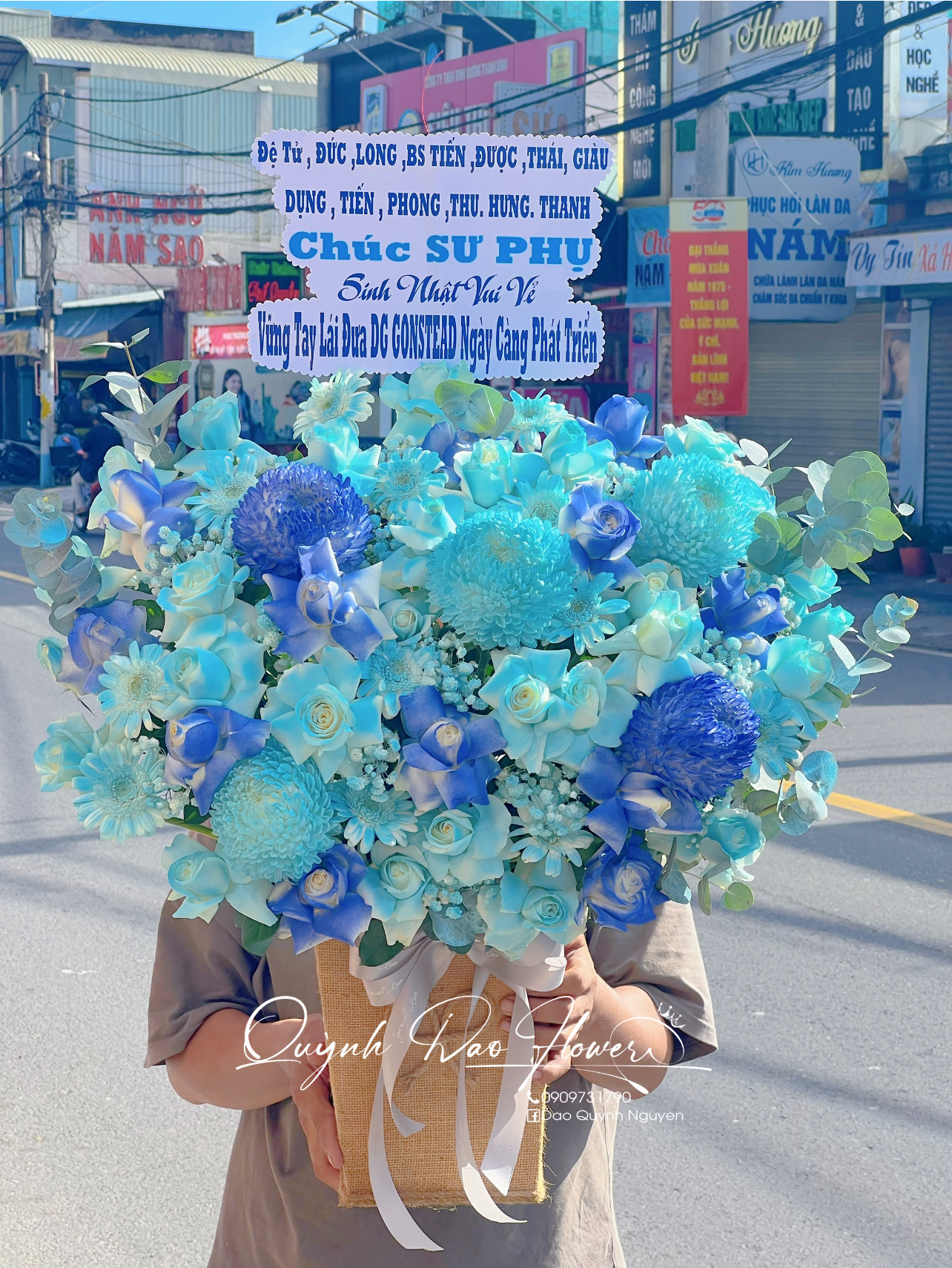 Lẵng hoa xanh dương  khổng lồ 