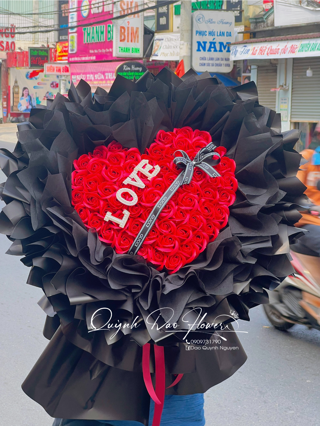 Bó hoa trái tim công chúa màu đen tặng 8/3