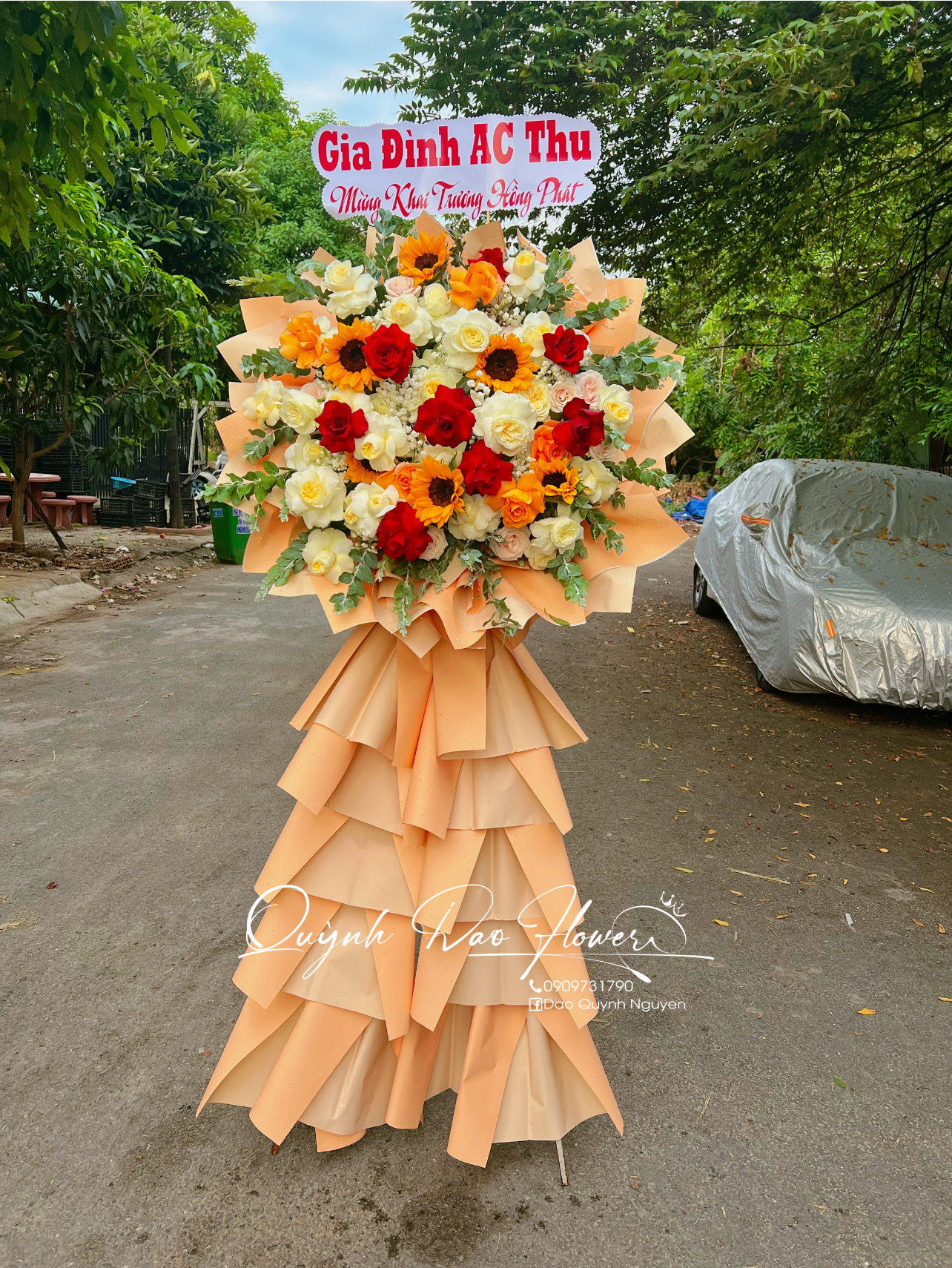 Kệ khai trương màu vàng cam