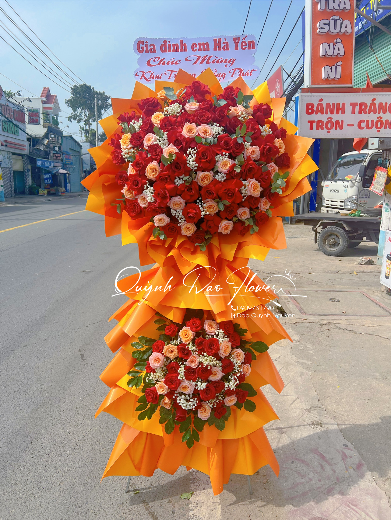 Kệ khai trương màu cam khổng lồ