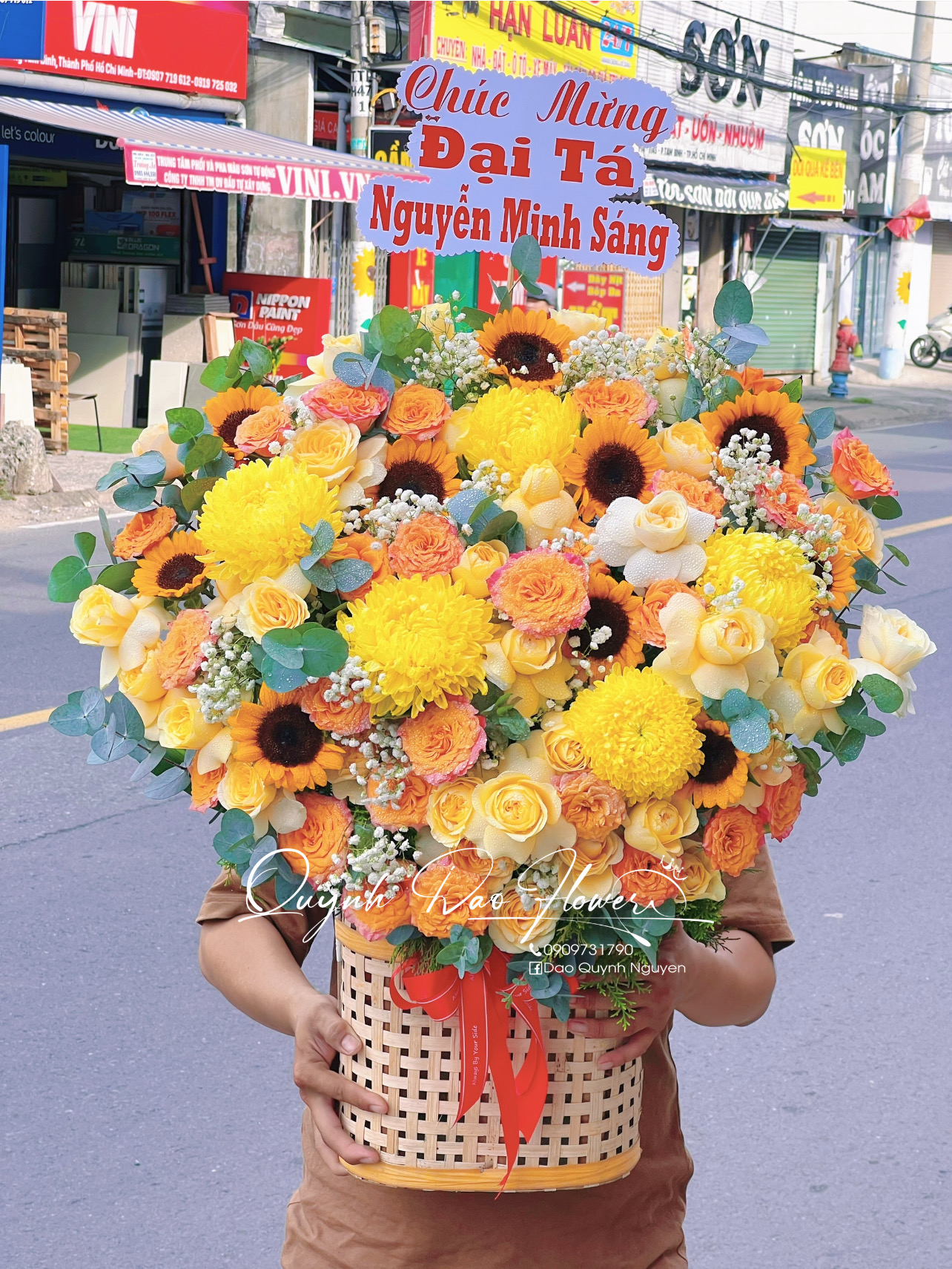 Giỏ hoa vàng khổng lồ quận 2