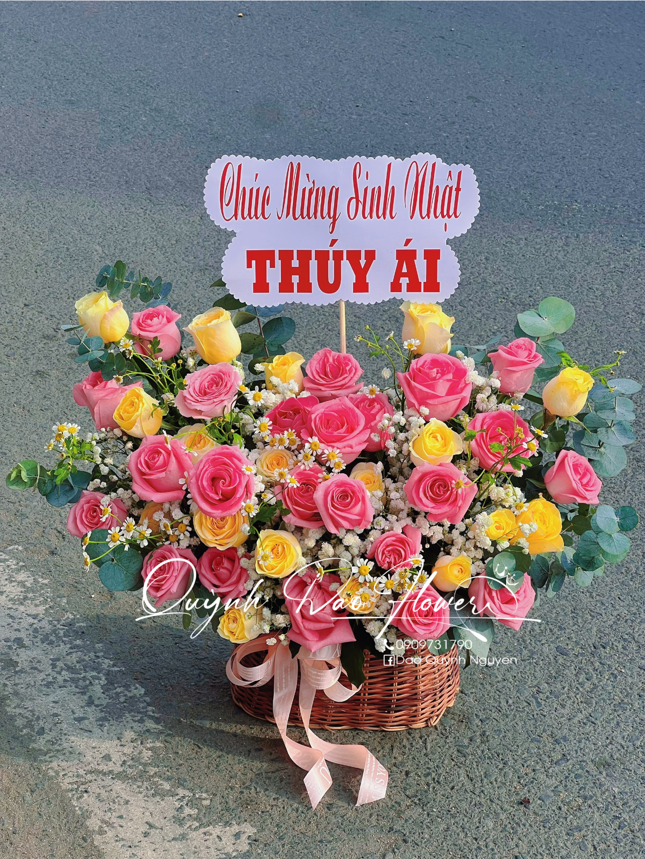 Giỏ hoa Hồng mix vàng 