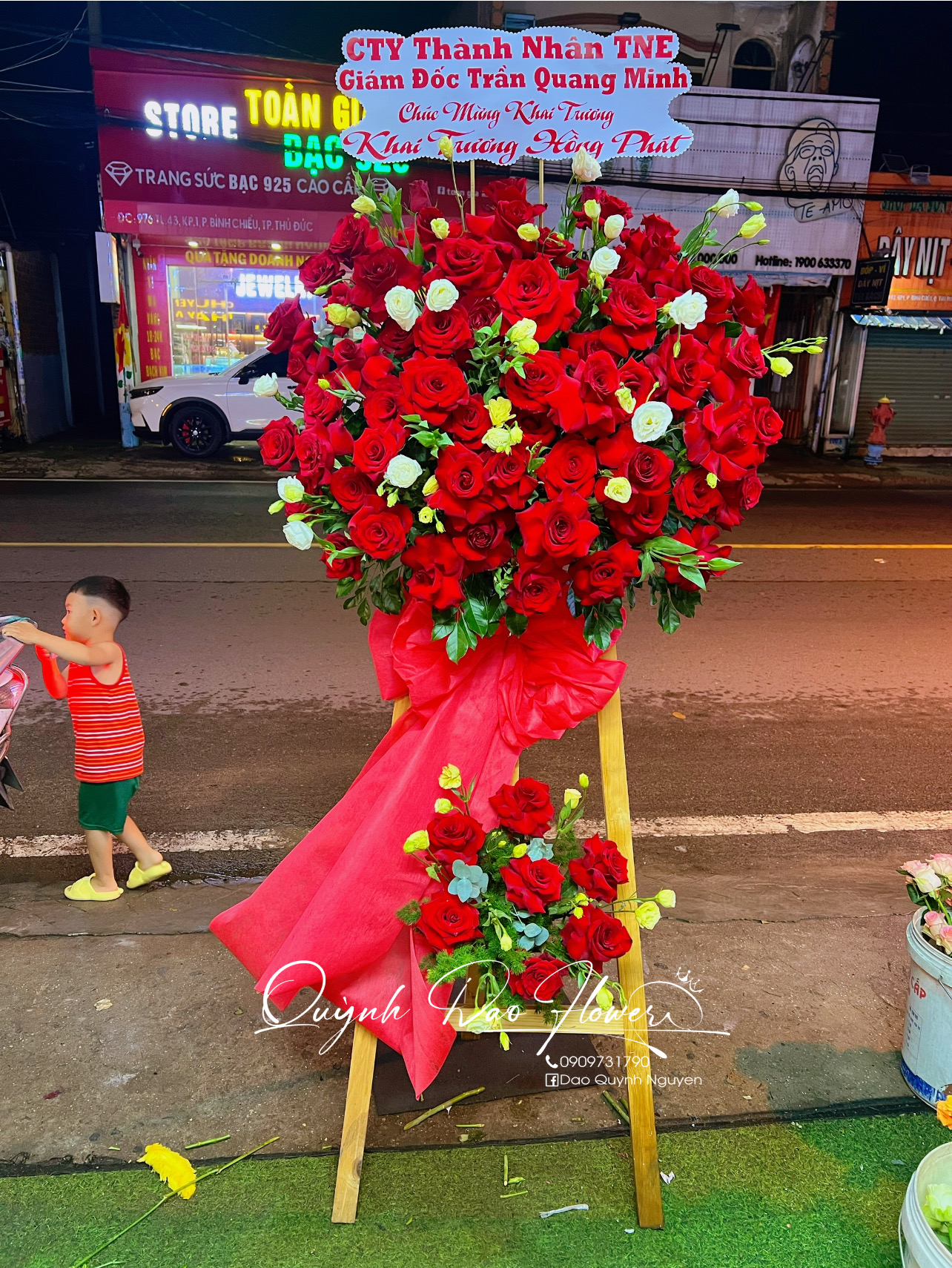 Kệ khai trương hiện đại màu đỏ