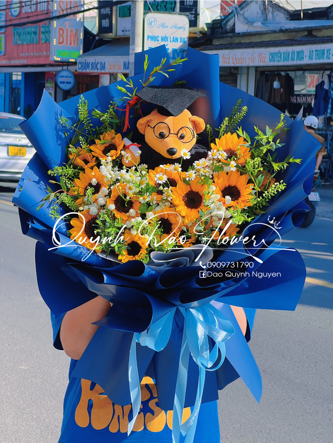 Bó hoa tốt nghiệp kèm gấu to đẹp 