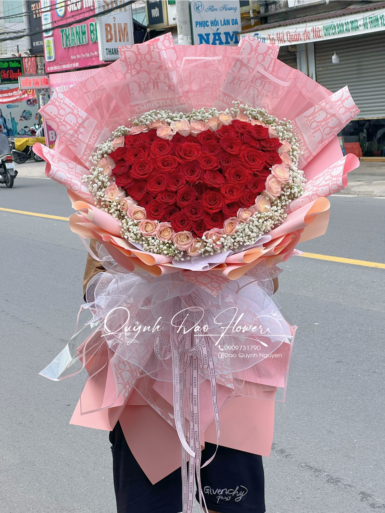 Bó hoa trái tim khổng lồ màu hồng 