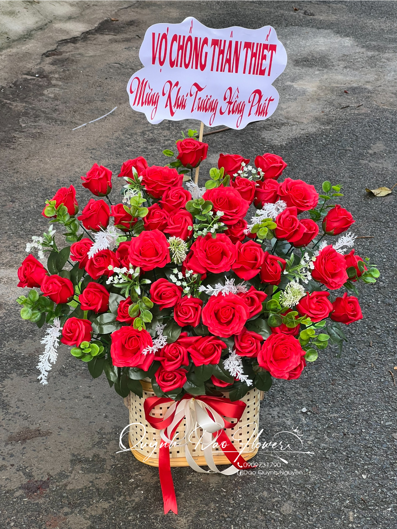 Giỏ hoa sáp đỏ tặng khai trương gần quận 1
