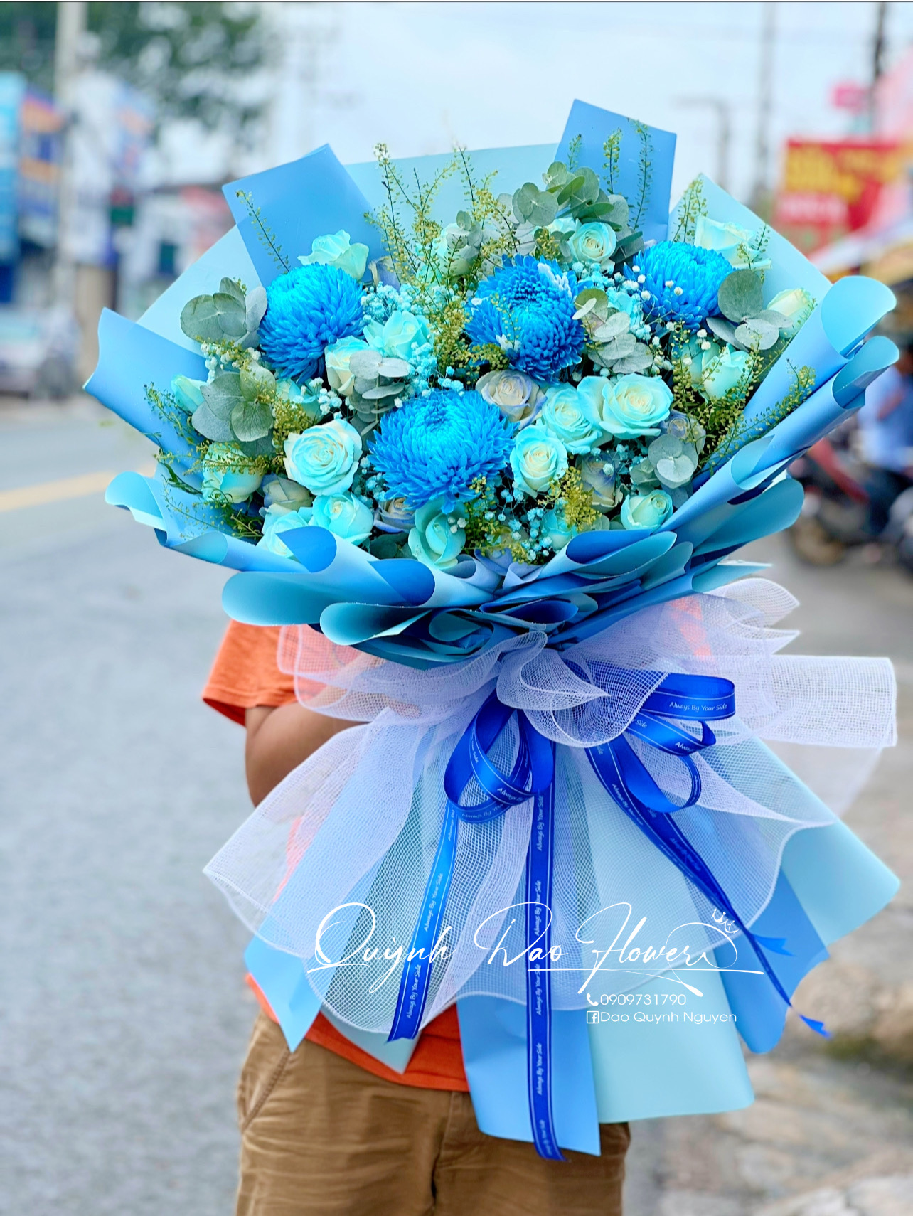 Bó hoa  hong tone xanh dương mix cúc mẫu đơn tặng sếp nam