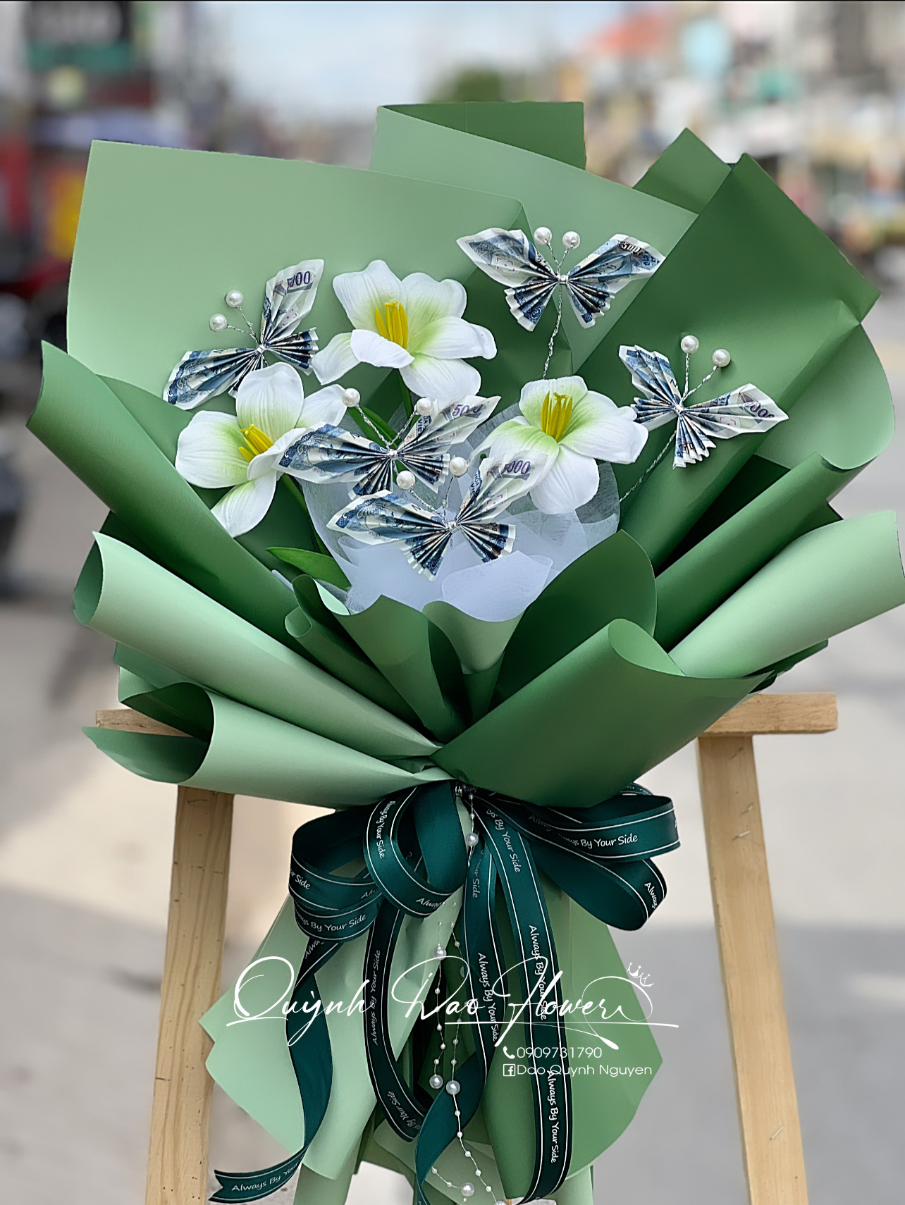 Bó hoa tiền cánh bướm xanh lá