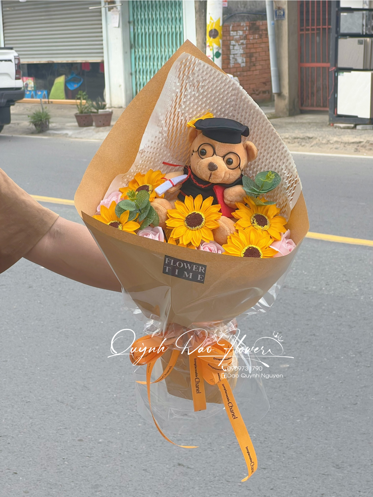 Bó hoa sáp kèm gấu kiểu ốc quế 