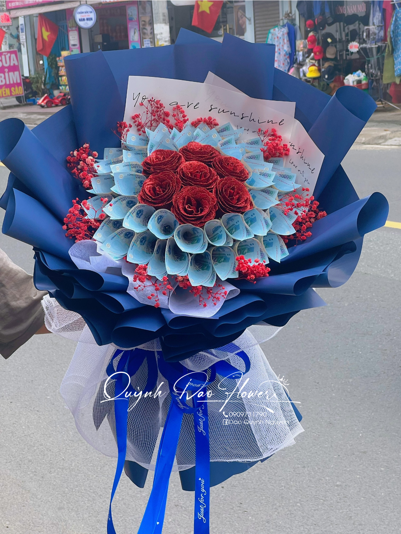 Hoa tiền tặng bạn trai