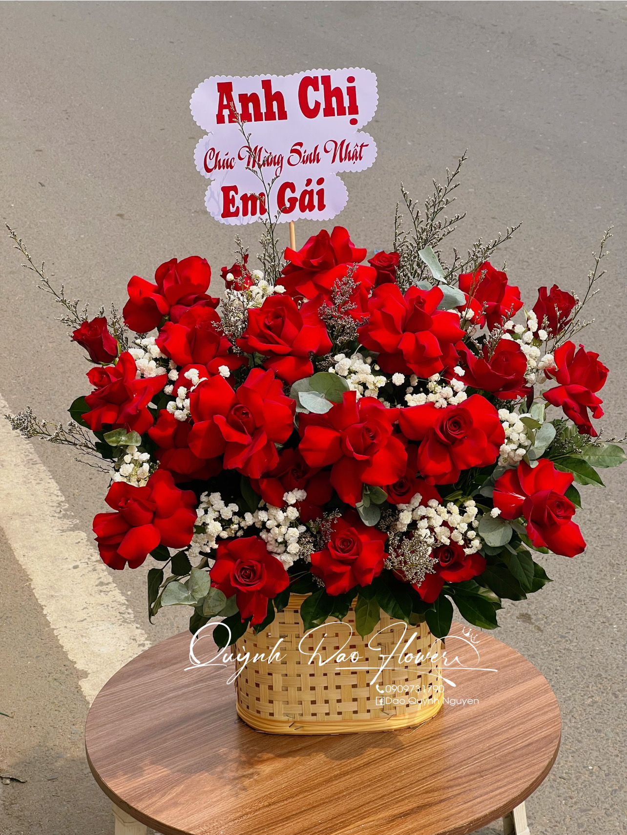 Giỏ hoa đỏ