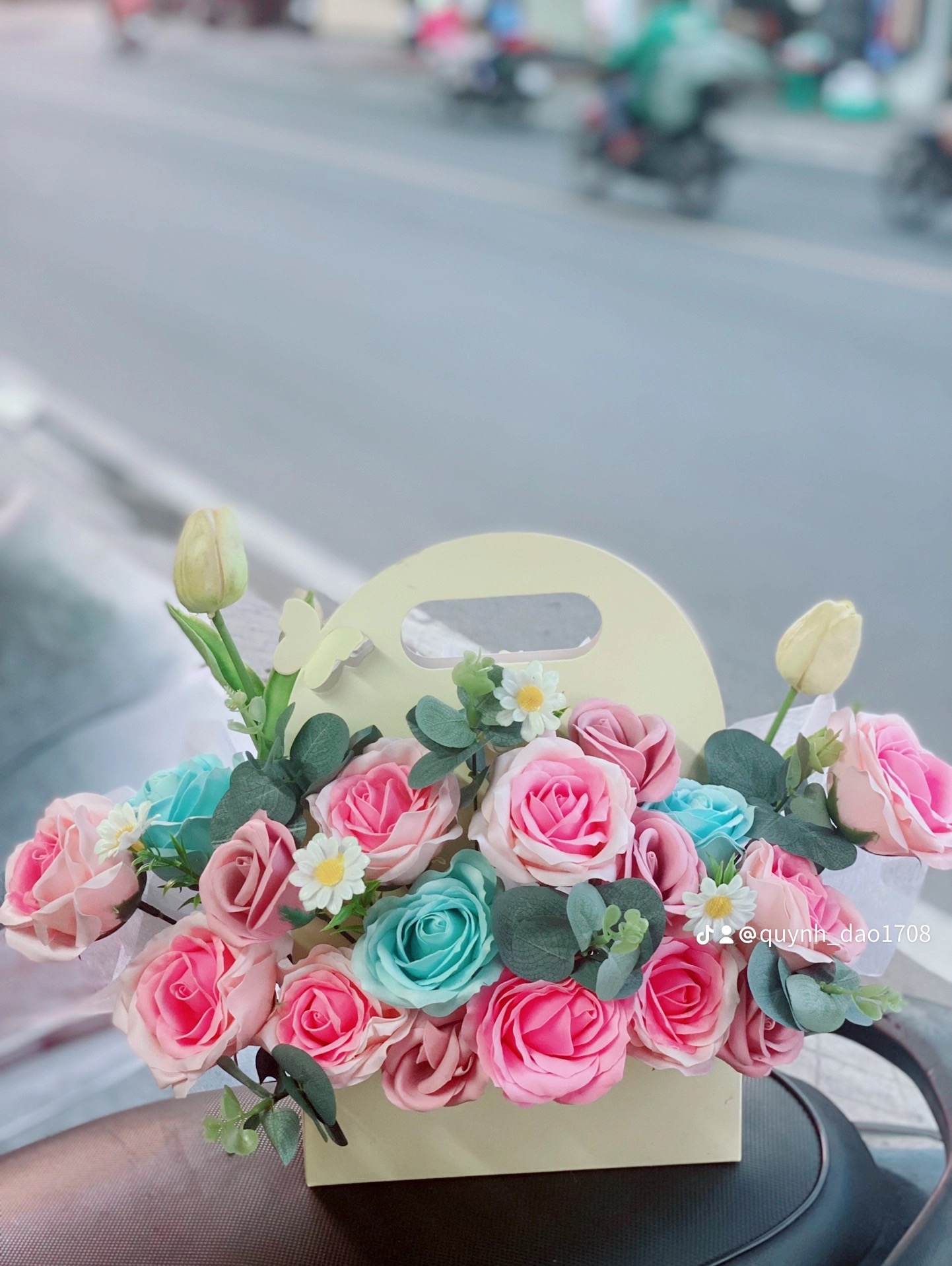 Giỏ hoa sáp để bàn