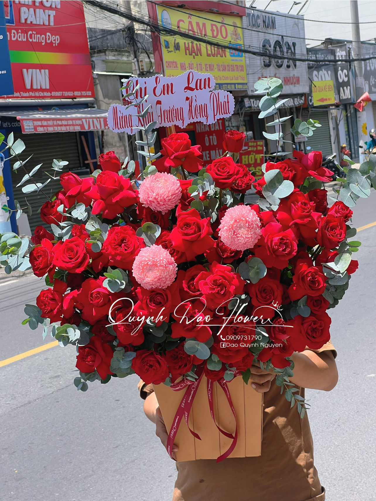 Giỏ hoa khai trương màu đỏ khổng lồ