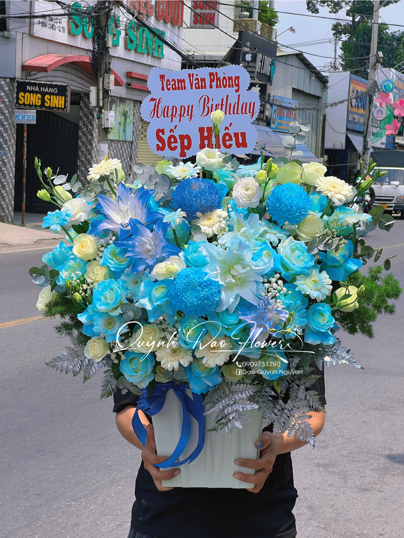 Giỏ hoa xanh dương tặng sếp nam