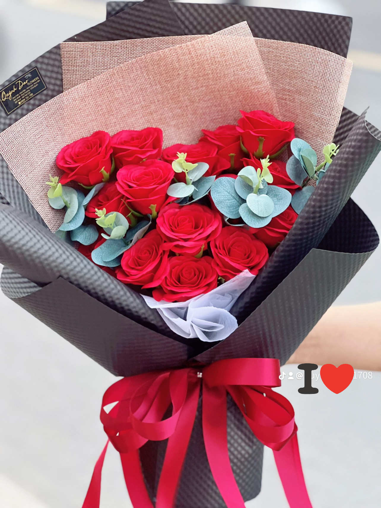 Bó hoa sáp đỏ đơn giản sang trọng  gần quận 2