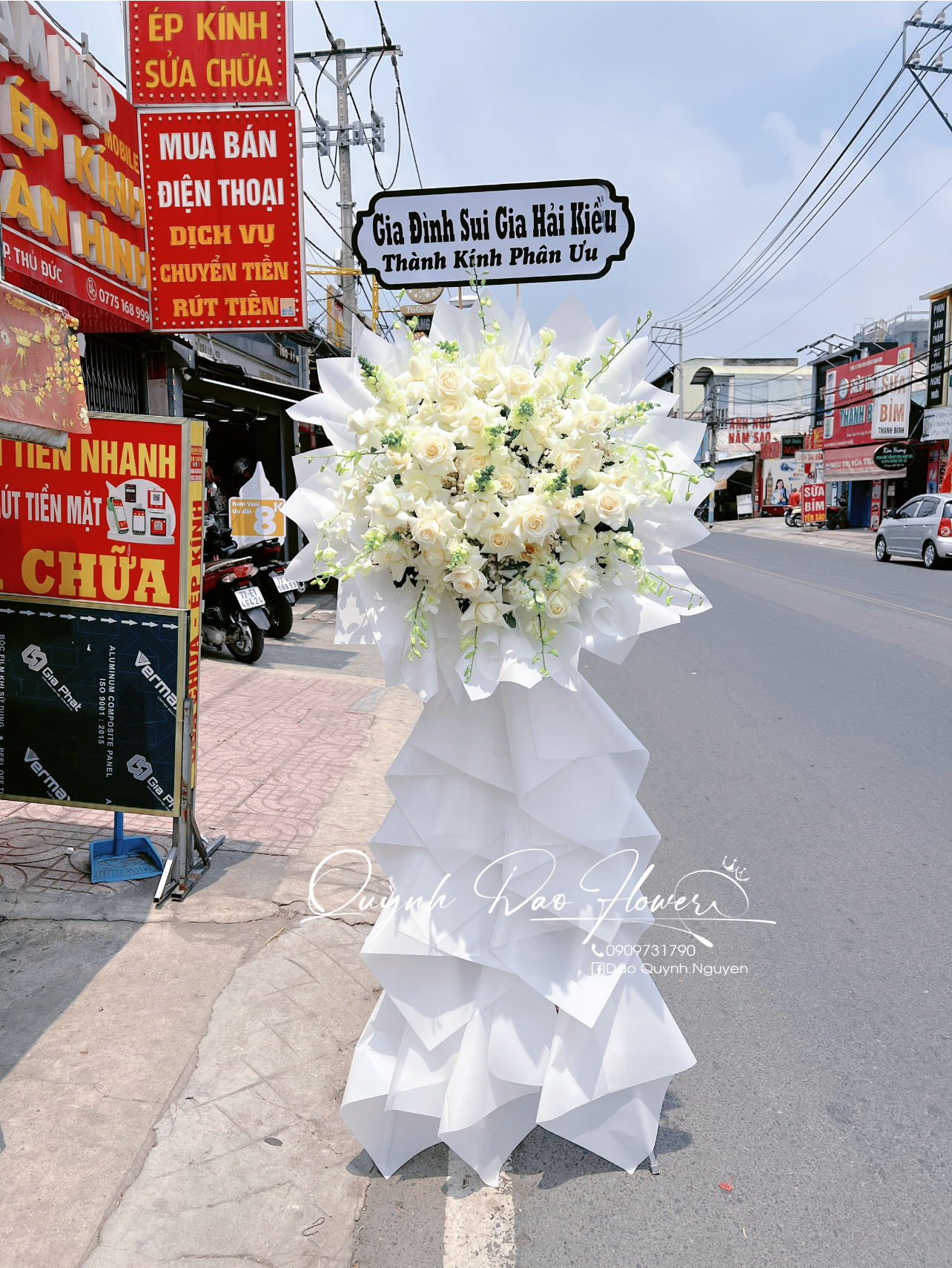 Kệ viếng hoa hồng trắng tại Thủ Đức