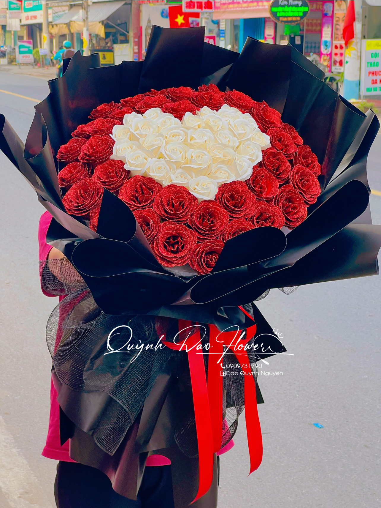 Bó hoa kim tuyến trái tim sang trọng tại quận 2