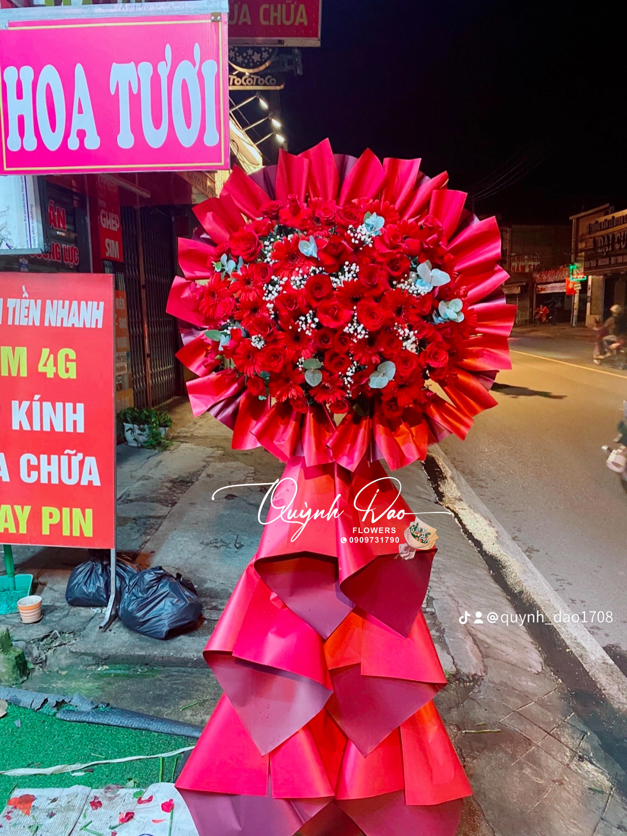 Kệ hoa khai trương màu đỏ giá rẻ