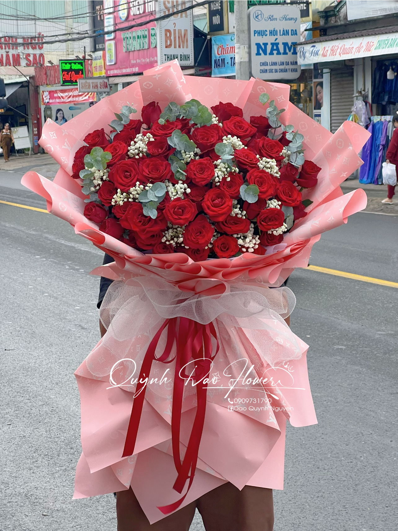Bó hoa hồng 60 bông khổng lồ