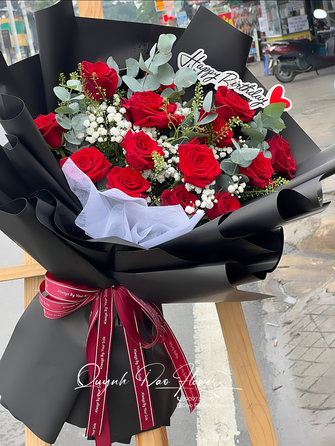 Bó hoa hồng nhung phối giấy đen sang trọng 