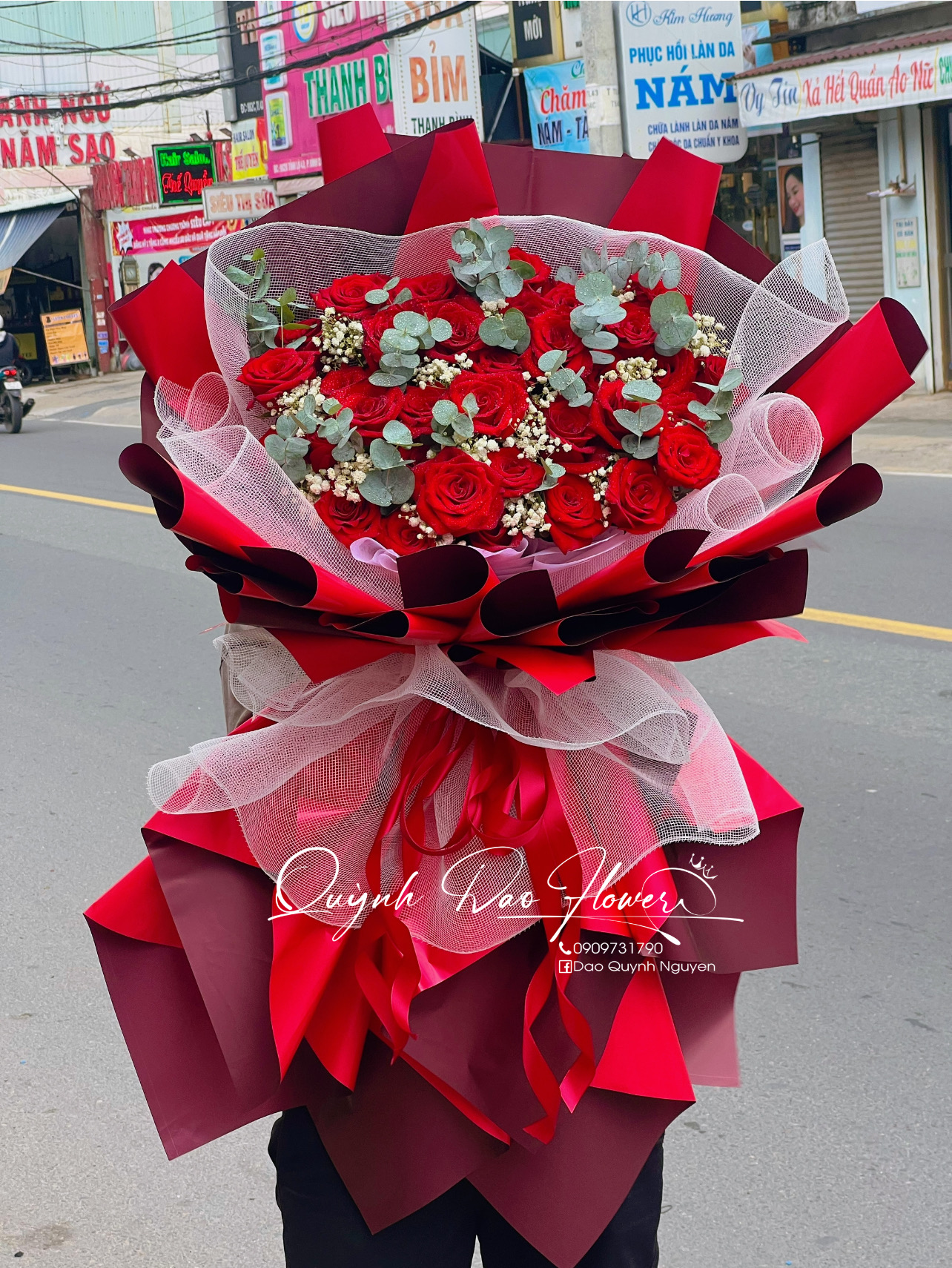 Bó hoa Hồng đỏ khổng lồ Thủ Đức 