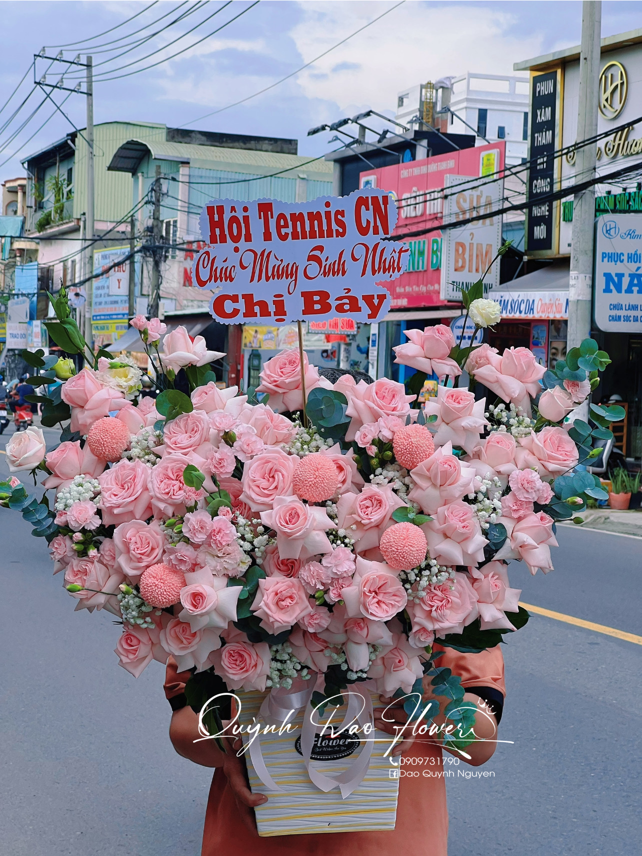 Giỏ hoa khổng lồ màu hồng 