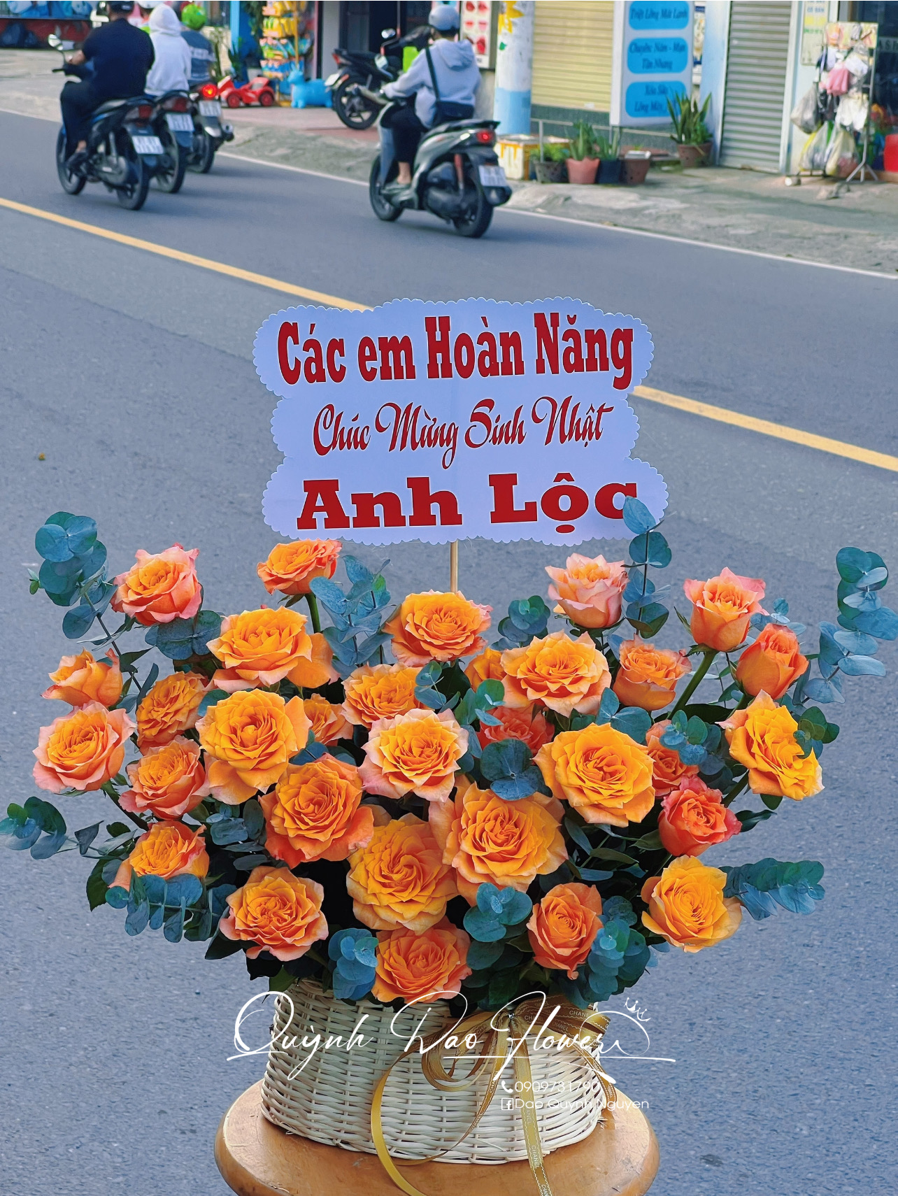 Giỏ hoa chúc mừng màu cam