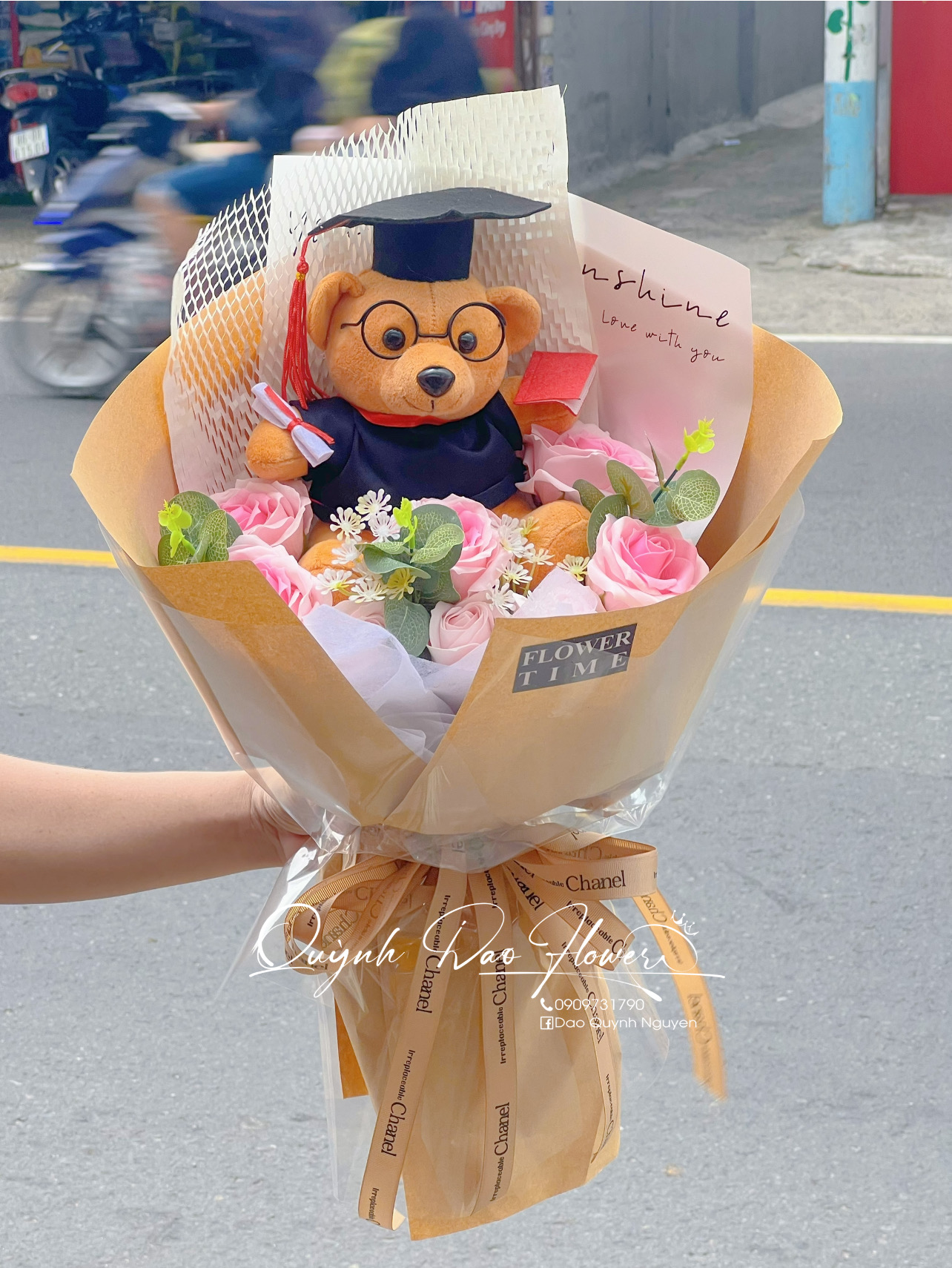 Bó hoa sáp cao cấp kèm gấu tốt nghiệp 