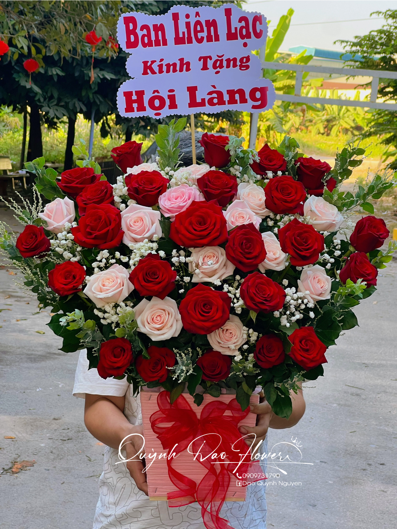 Giỏ hoa tone đỏ hồng tặng hội đồng hương 