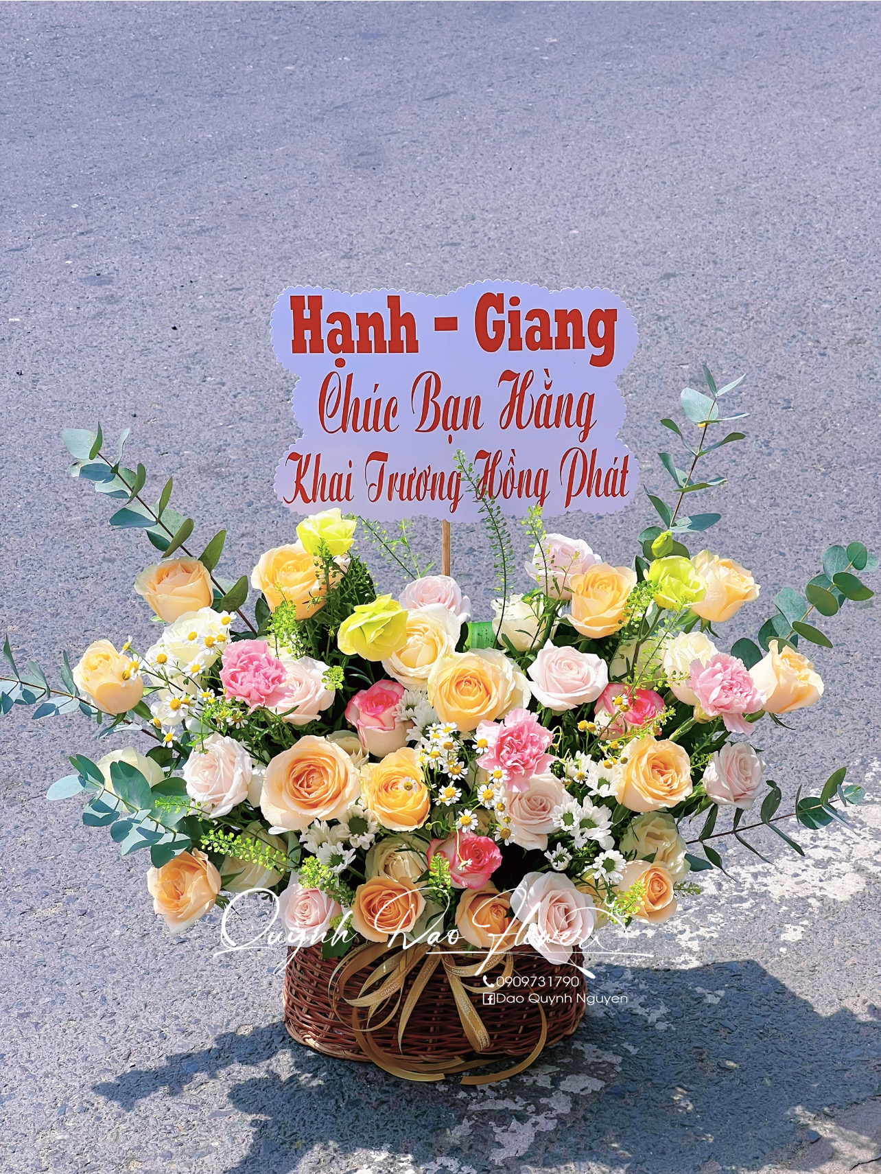 Giỏ hoa nhỏ tone trắng vàng 