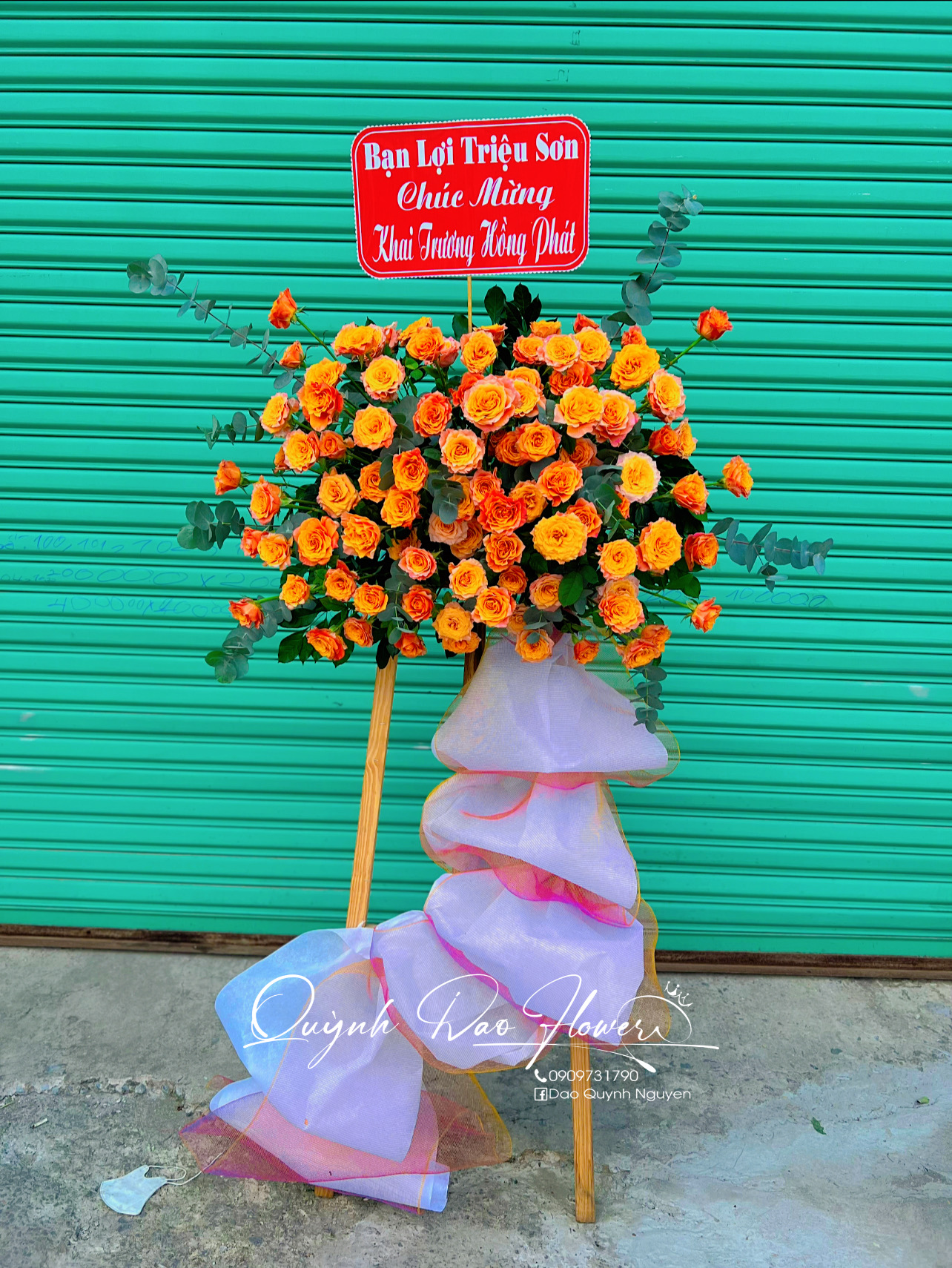 Kệ khai trương hiện đại tone cam