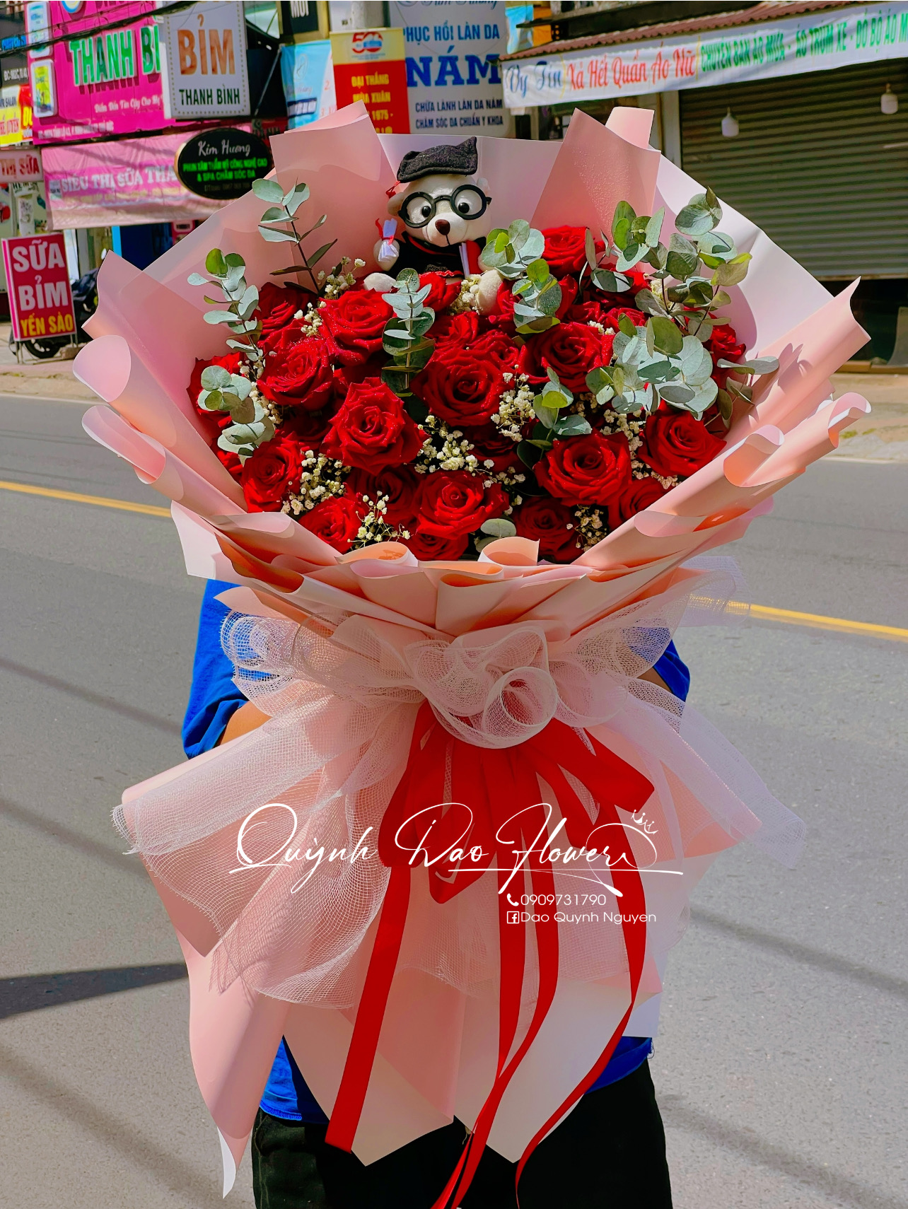 Bó hoa tốt nghiệp, chúc mừng màu đỏ kèm gấu 