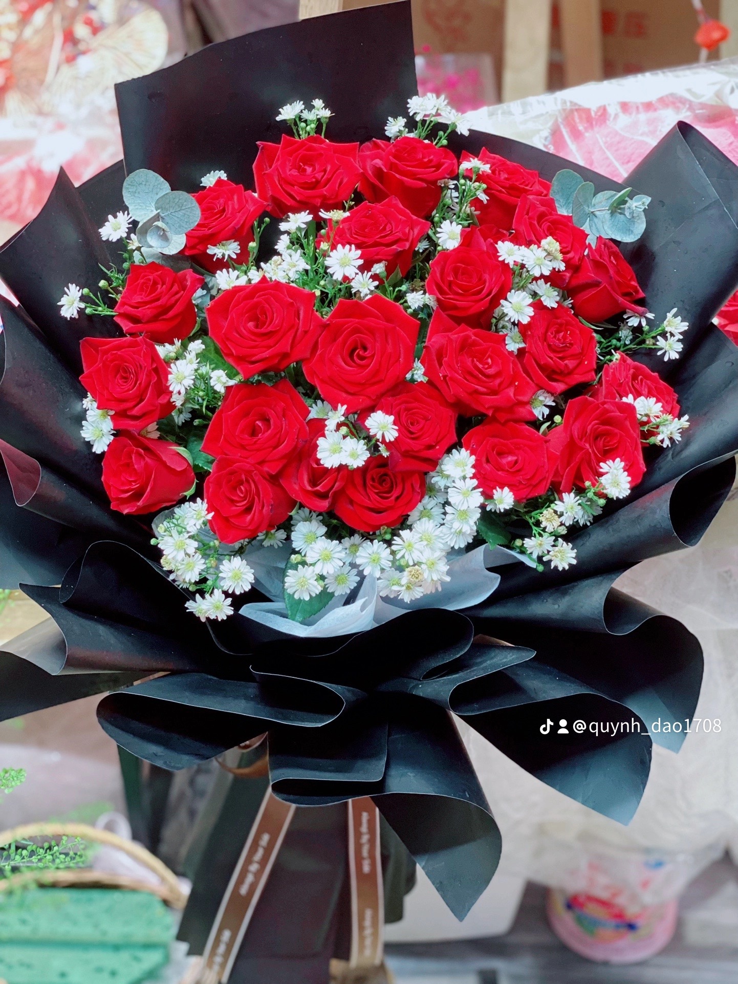 Bó hoa Hồng tone đỏ đen sang trọng 