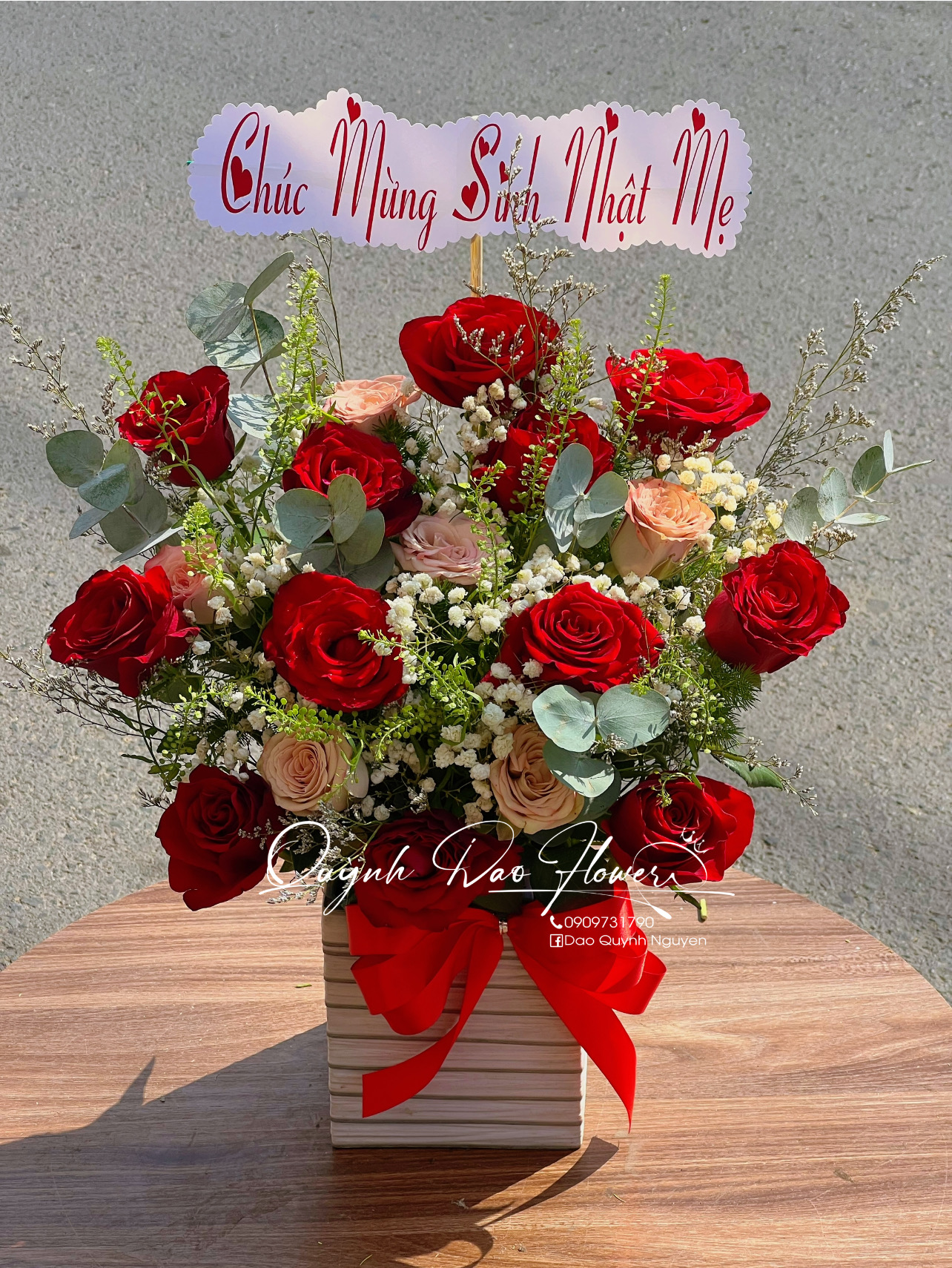 Giỏ hoa mừng sinh nhật mẹ màu đỏ