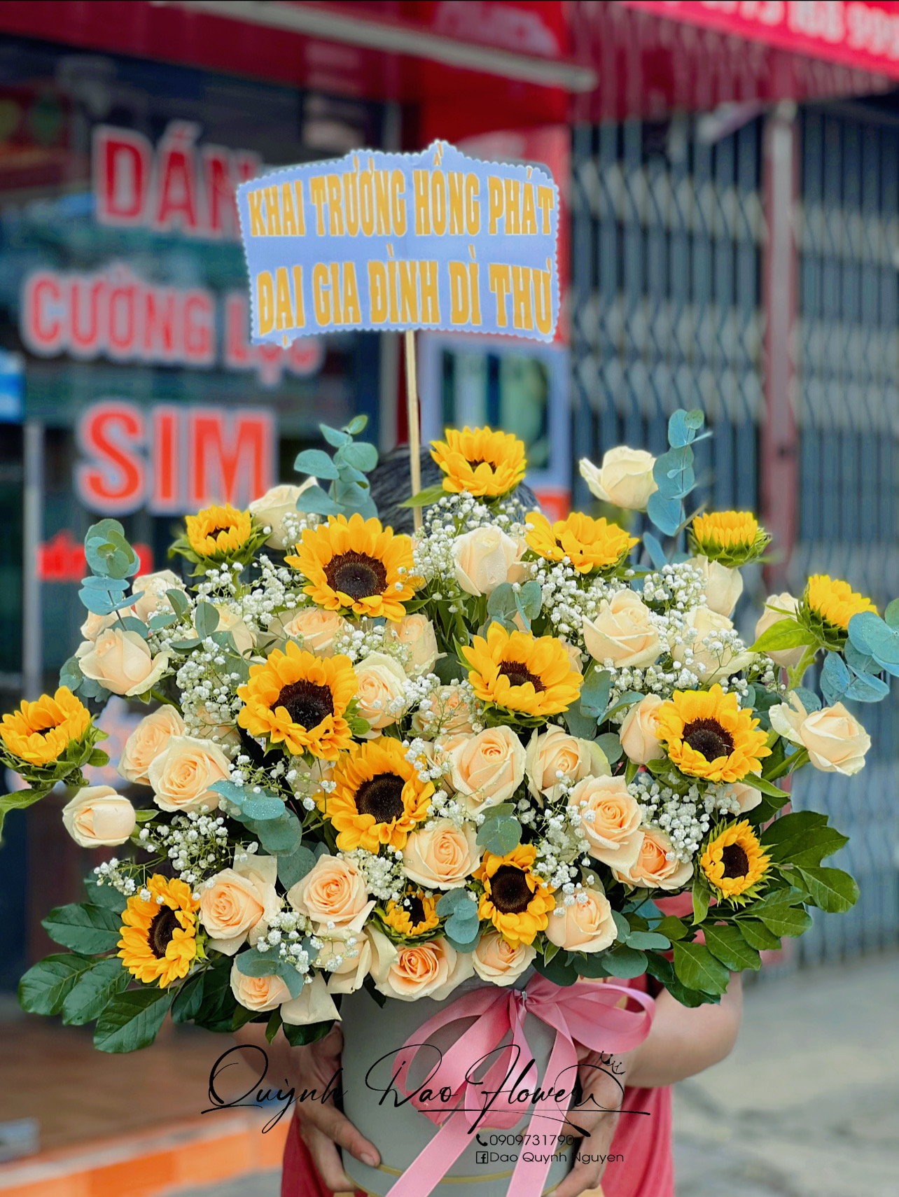 Giỏ hoa hướng dương mix hoa hồng vàng 