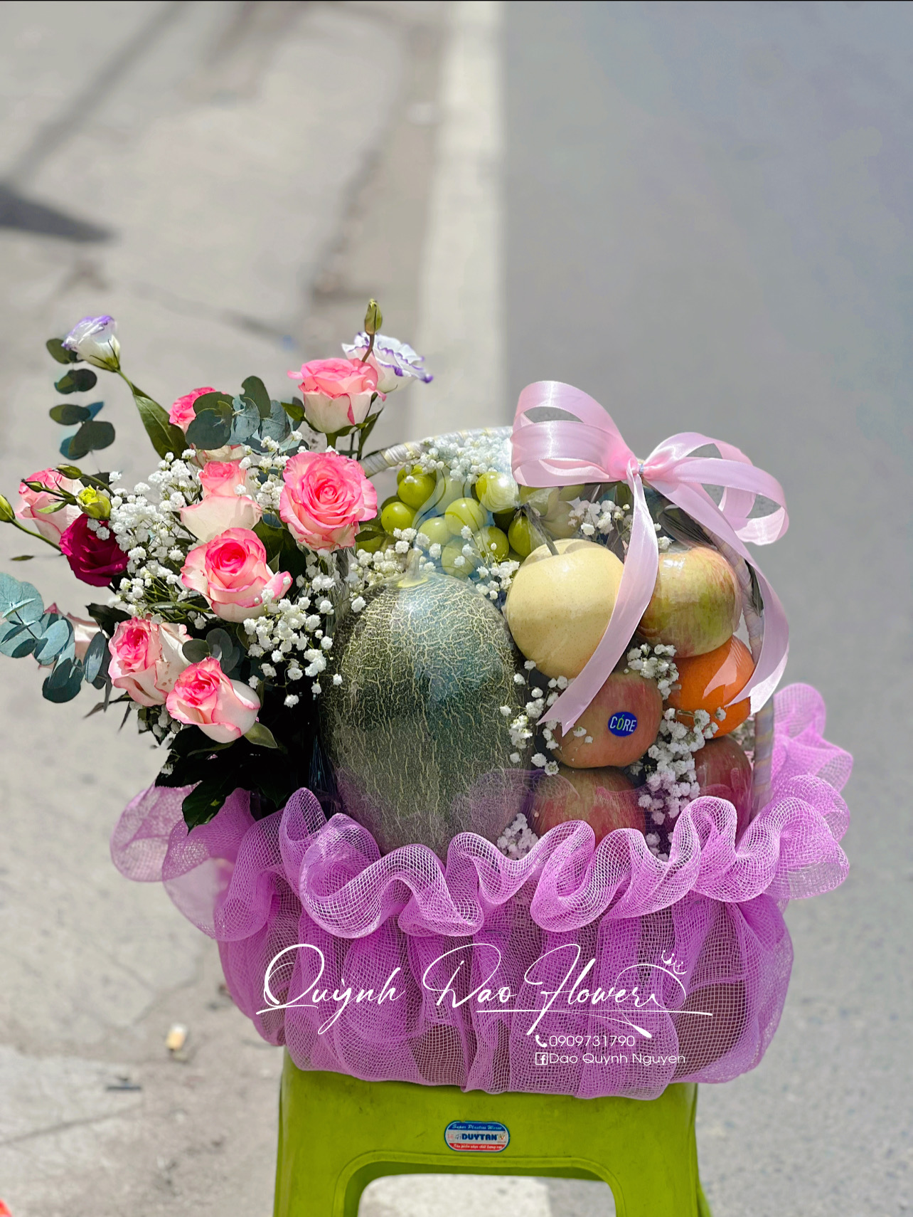 Giỏ trái cây mix hoa tươi 