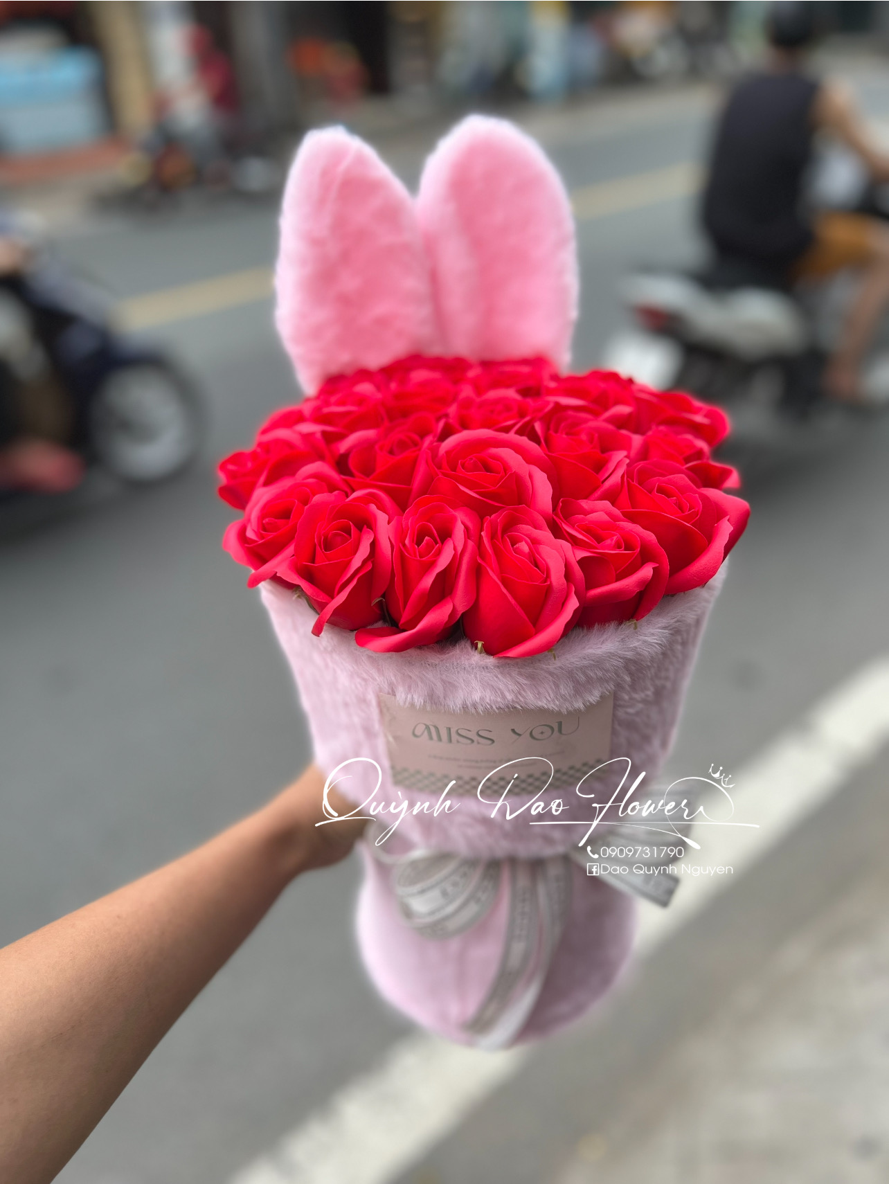 Bó hoa sáp đỏ tai thỏ