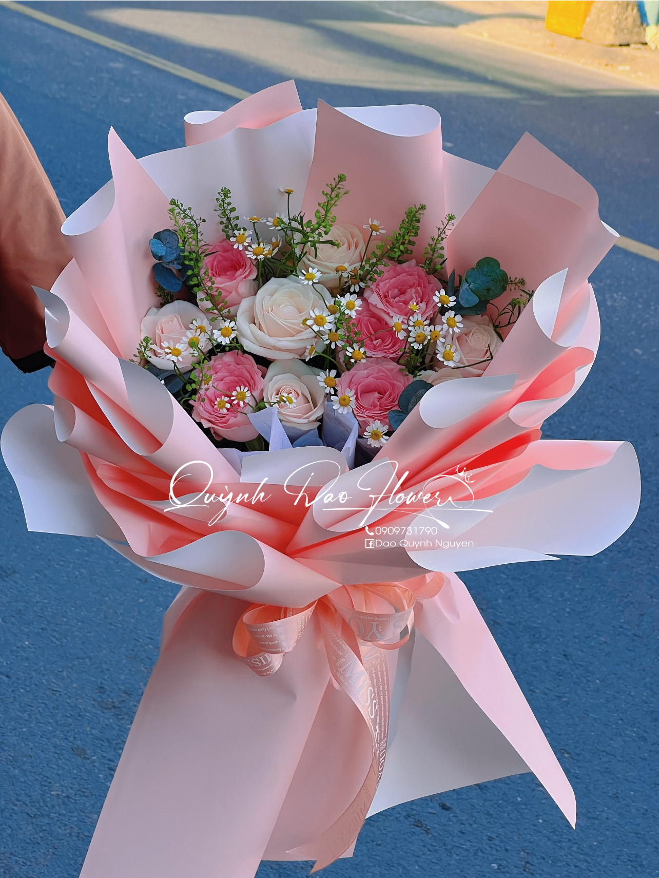 Bó hoa tươi tone hồng nhỏ xinh