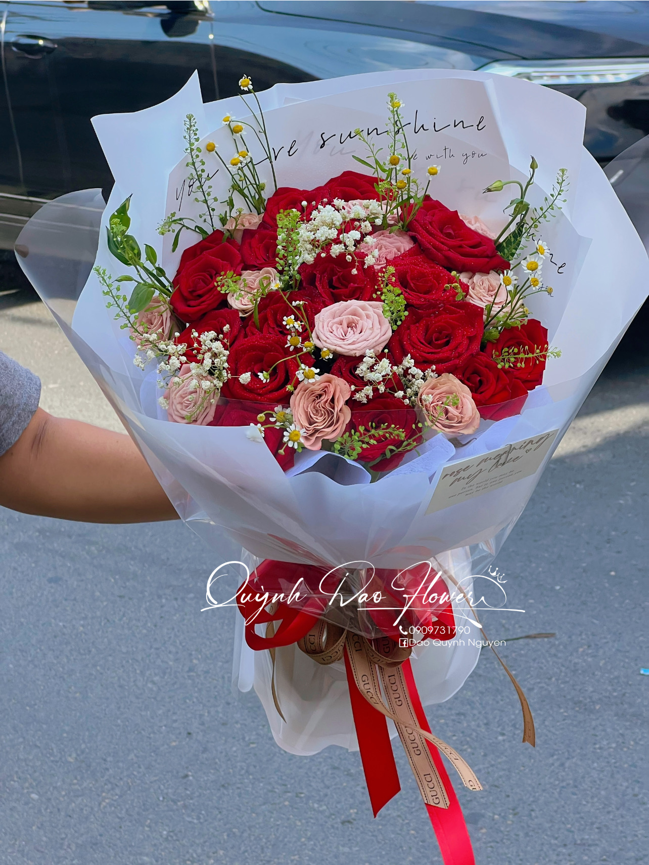 Bó hoa hồng đỏ mix capuchino 