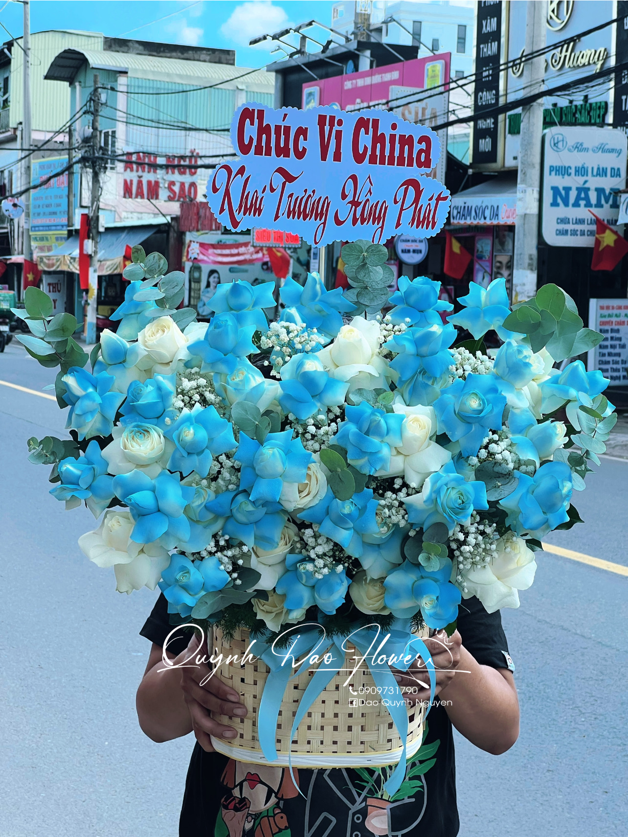 Giỏ hoa hồng xanh trắng 