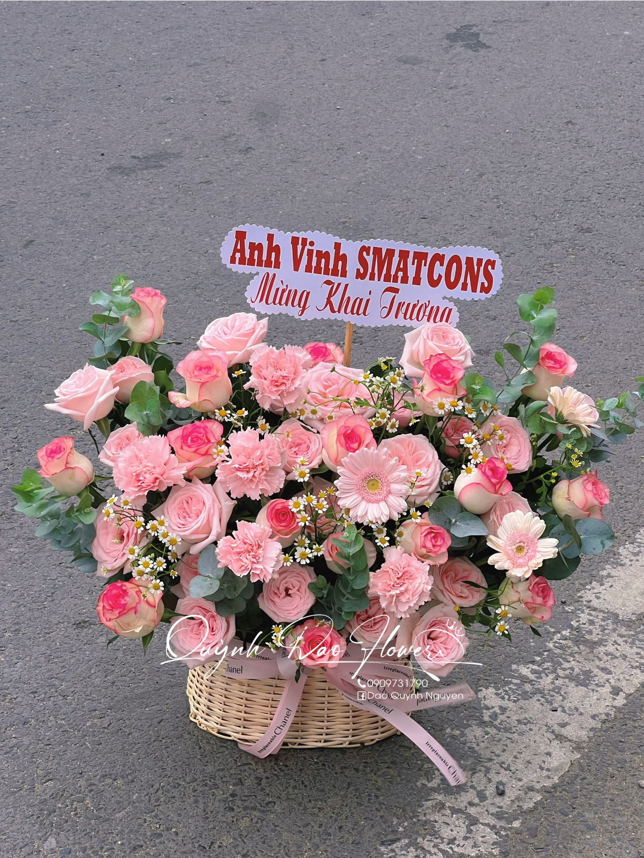 Giỏ hoa để bàn màu hồng 