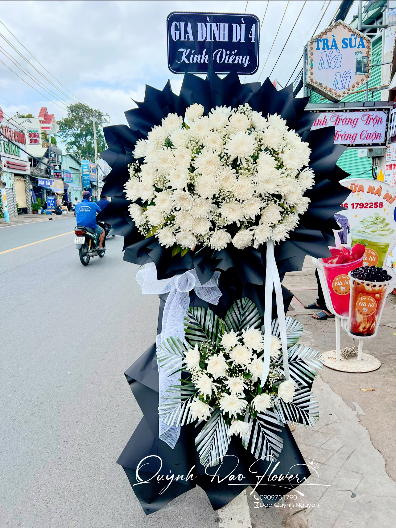 Kệ viếng hoa cúc giấy đen 