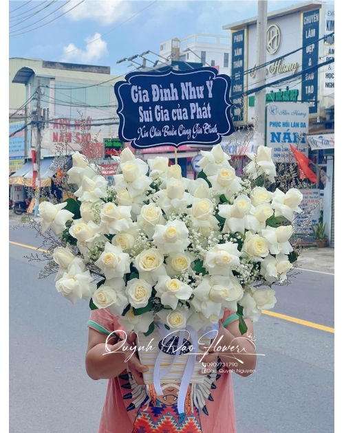 Giỏ hoa hồng trắng  tại Thuận An