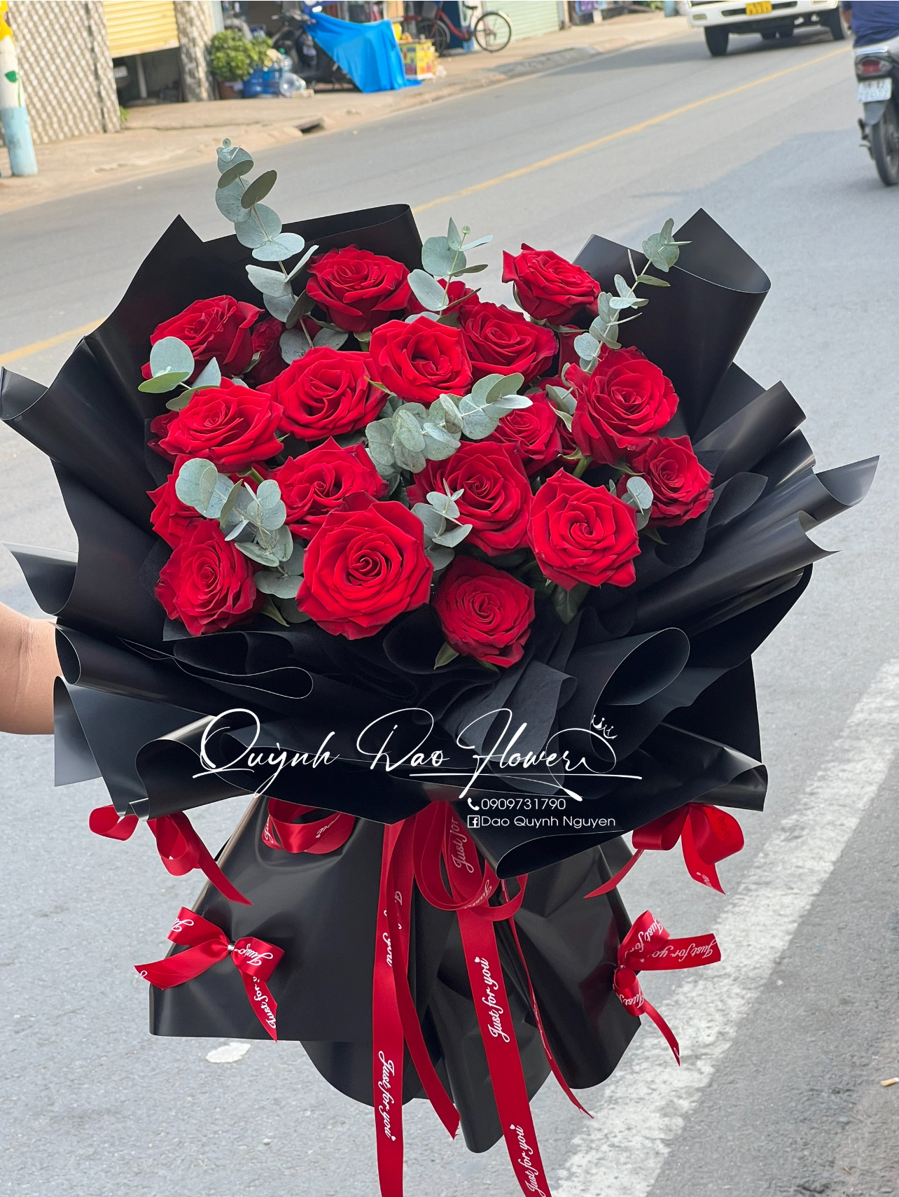 Bó hoa đỏ đen sang trọng tại quận 1