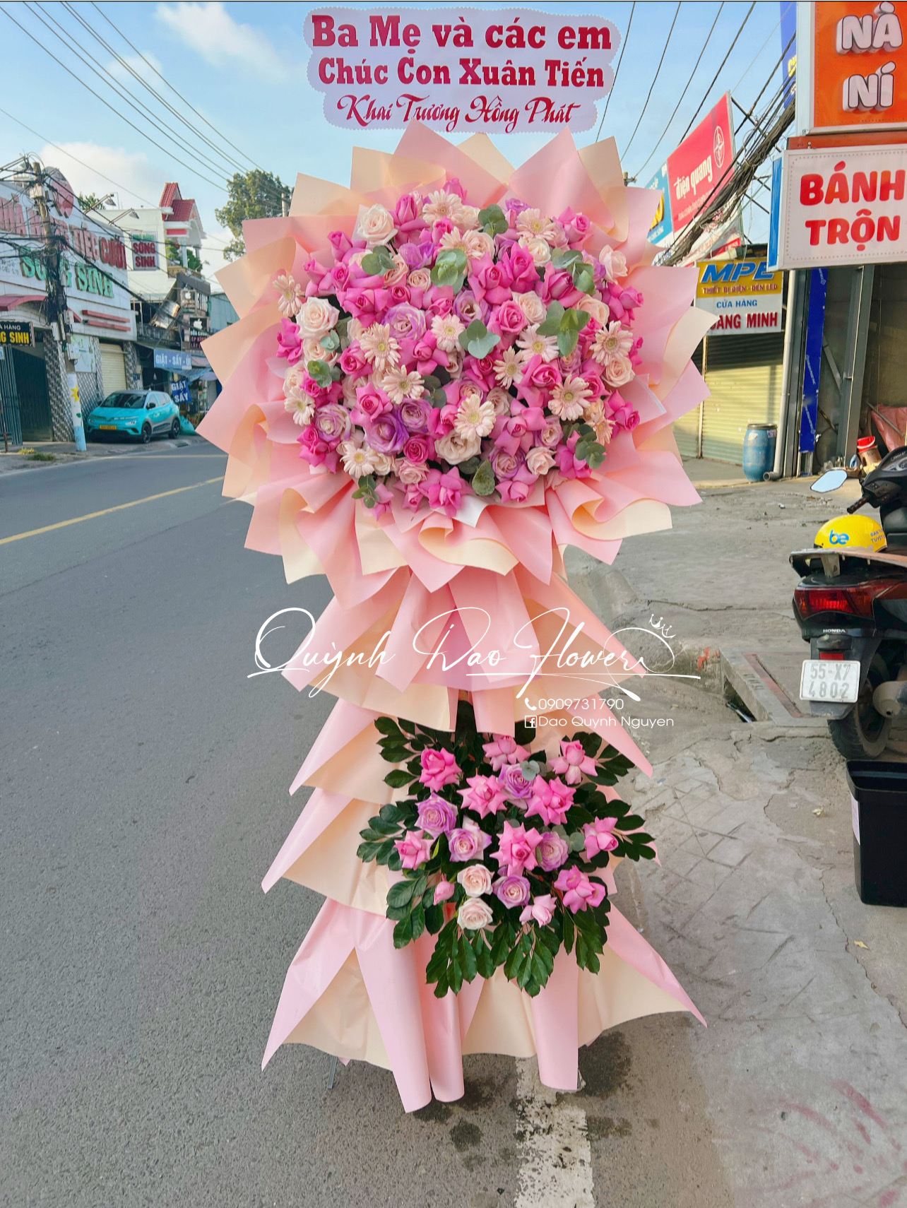 Kệ hoa chúc mừng màu tím 