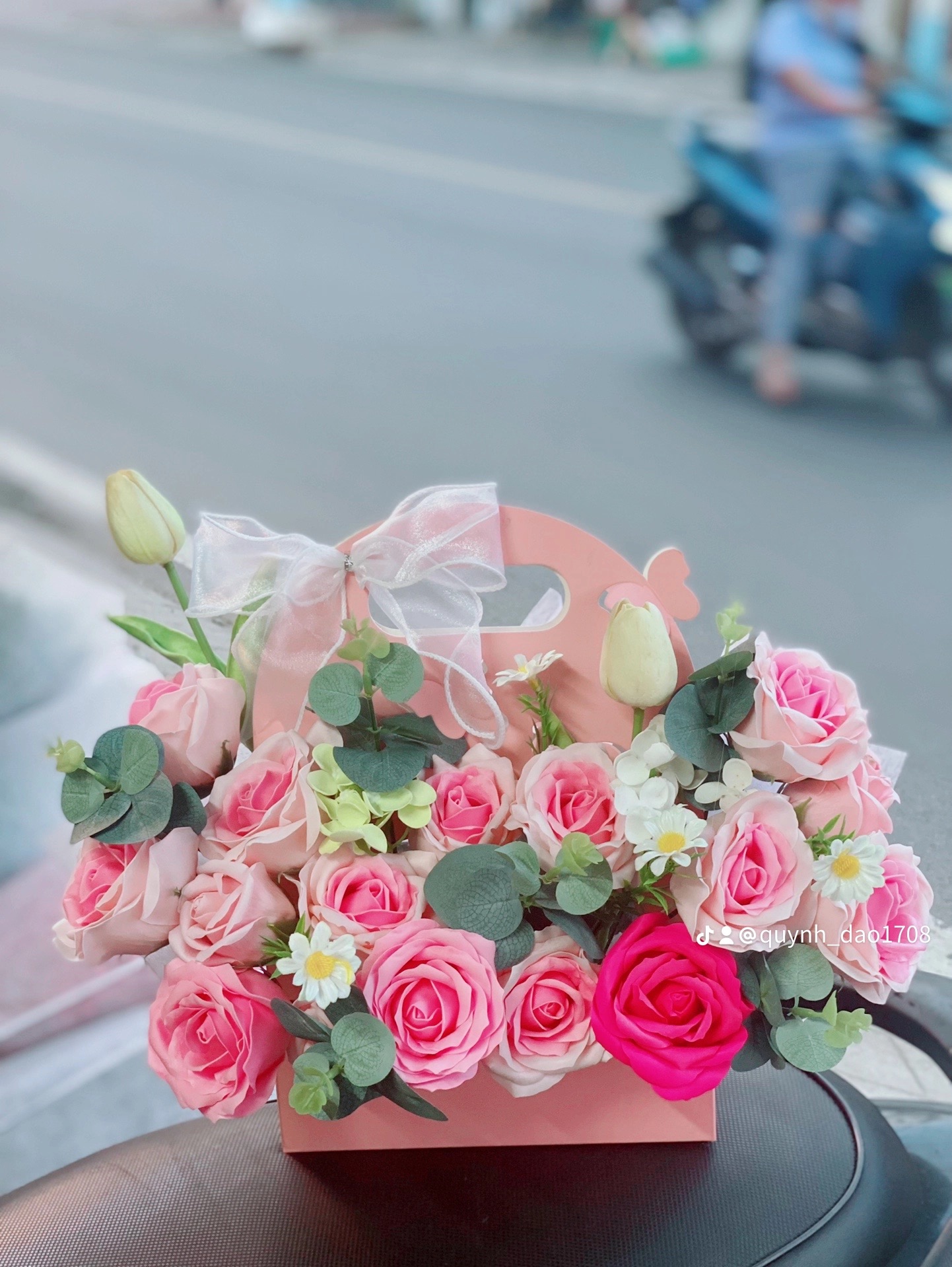Giỏ hoa sáp nhỏ xinh