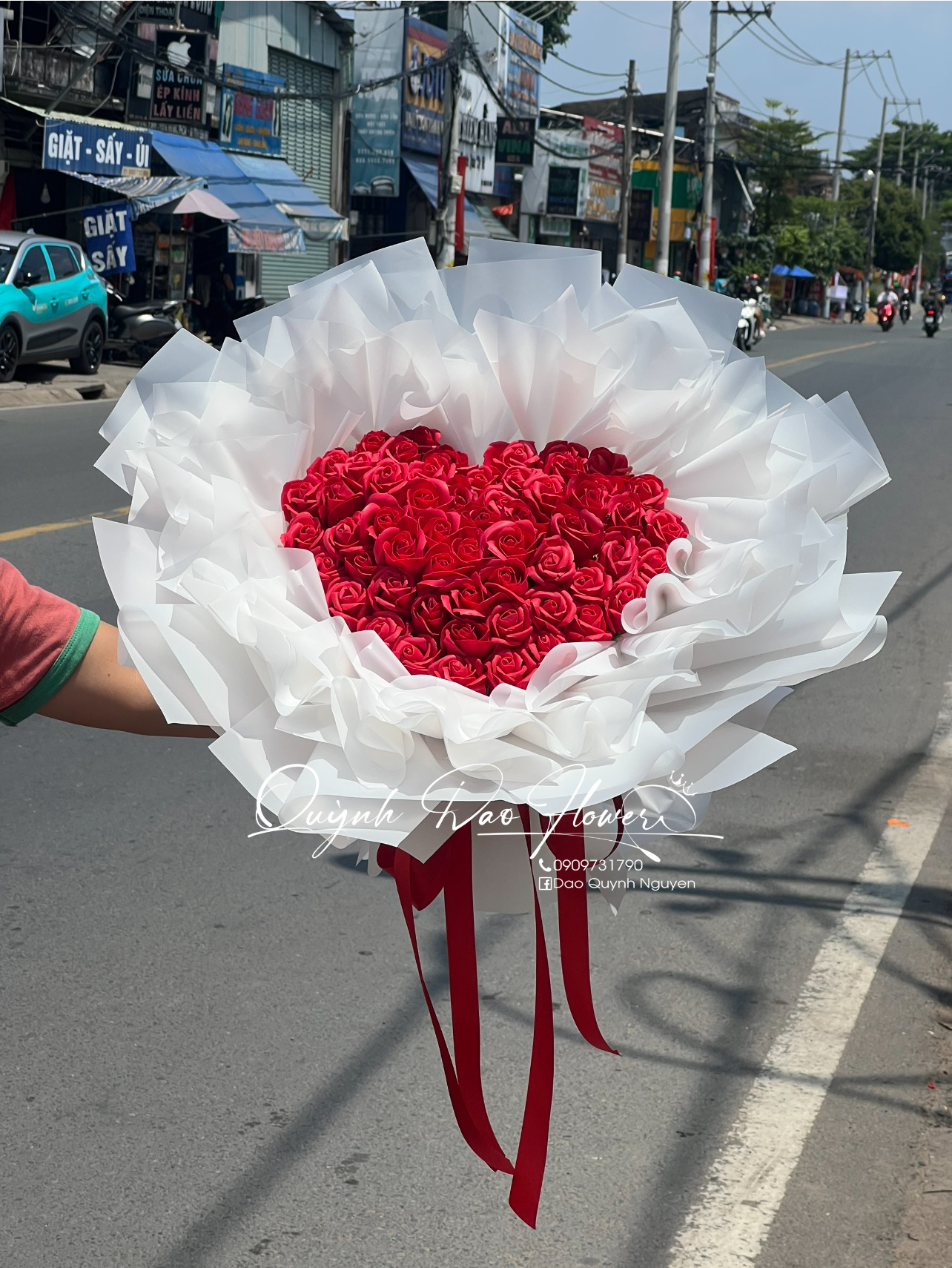 Bó hoa sáp trái tim 50 bông mix giấy trắng 