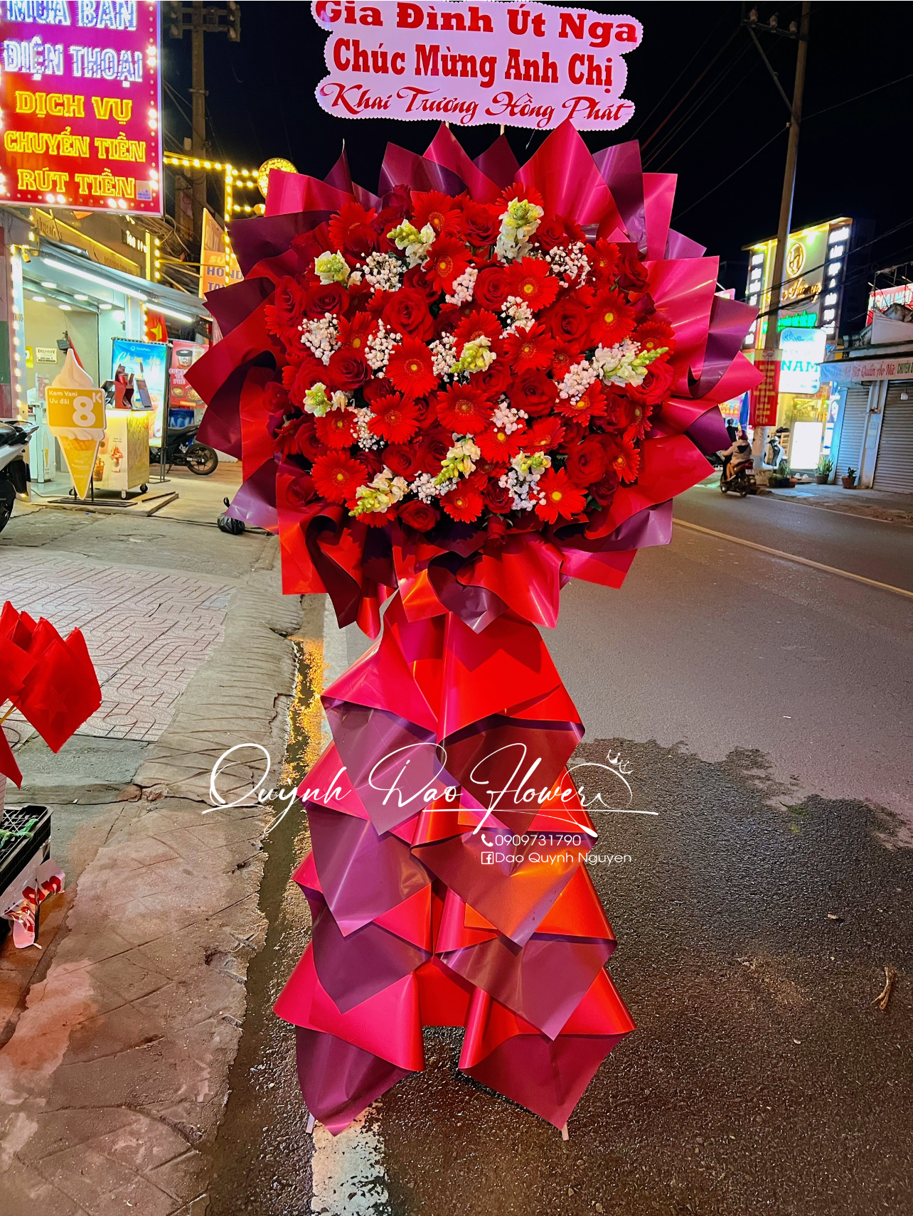 Kệ khai trương gần chợ Đồng an